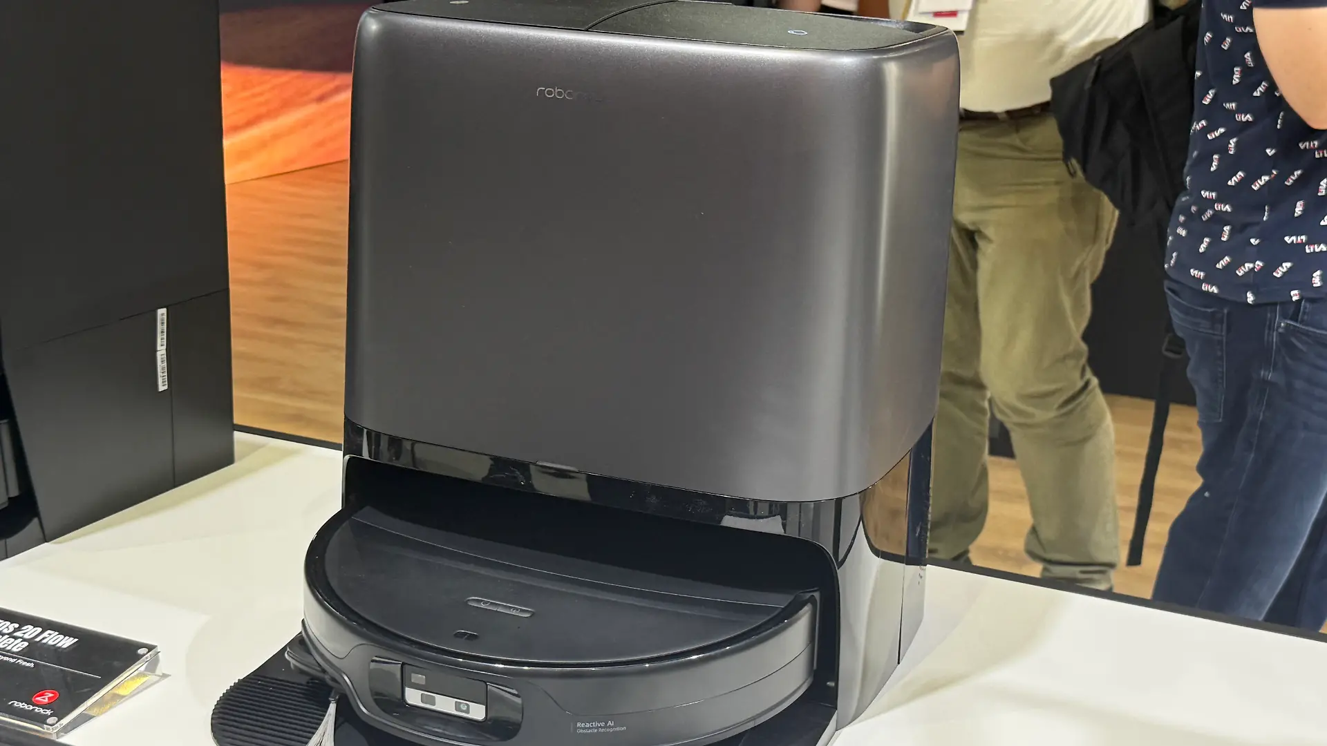 Roborock Saros 20 Neo auf der Schaufläche in seiner Station