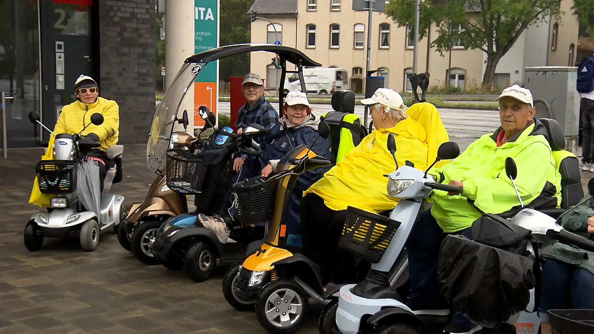 Duisburger Scootergang rollt seit zehn Jahren Fahren mit Freunden