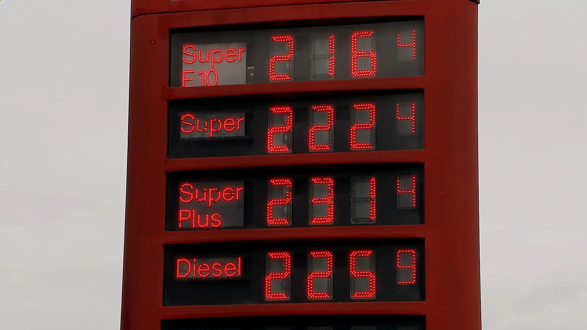 Tanken so teuer wie nie Bis zu 2,41 Euro für einen Liter E10