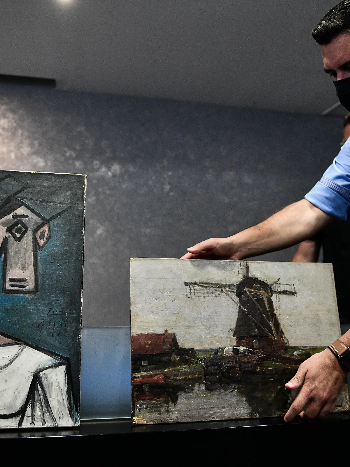 Griechenland - Athen, fast neun Jahre nachdem sie bei einem nahezu perfekten Raubüberfall in der Nationalgalerie in Athen gestohlen wurden, wurden Pablo Picassos Frauenkopf und Piet Mondrians Gemälde Stammer Mühle gefunden. Die beiden Werke wurden in der ostattischen Stadt Keratea gefunden, versteckt im Haus eines Griechen, der von der Polizei überwacht wurde. Im Bild: Pressekonferenz des Ministers für Katastrophenschutz Michalis Chrysochoidis und der Kulturministerin Lina Mendoni am Dienstag, 29. Juni 2021. Picasso und Montrian Bilder *** Greece Athens, nearly nine years after they were stolen in a near-perfect heist at the National Gallery in Athens, Pablo Picassos Womans Head and Piet Mondrians painting Stammer Mill have been foun PUBLICATIONxNOTxINxGRE ANE5333054 