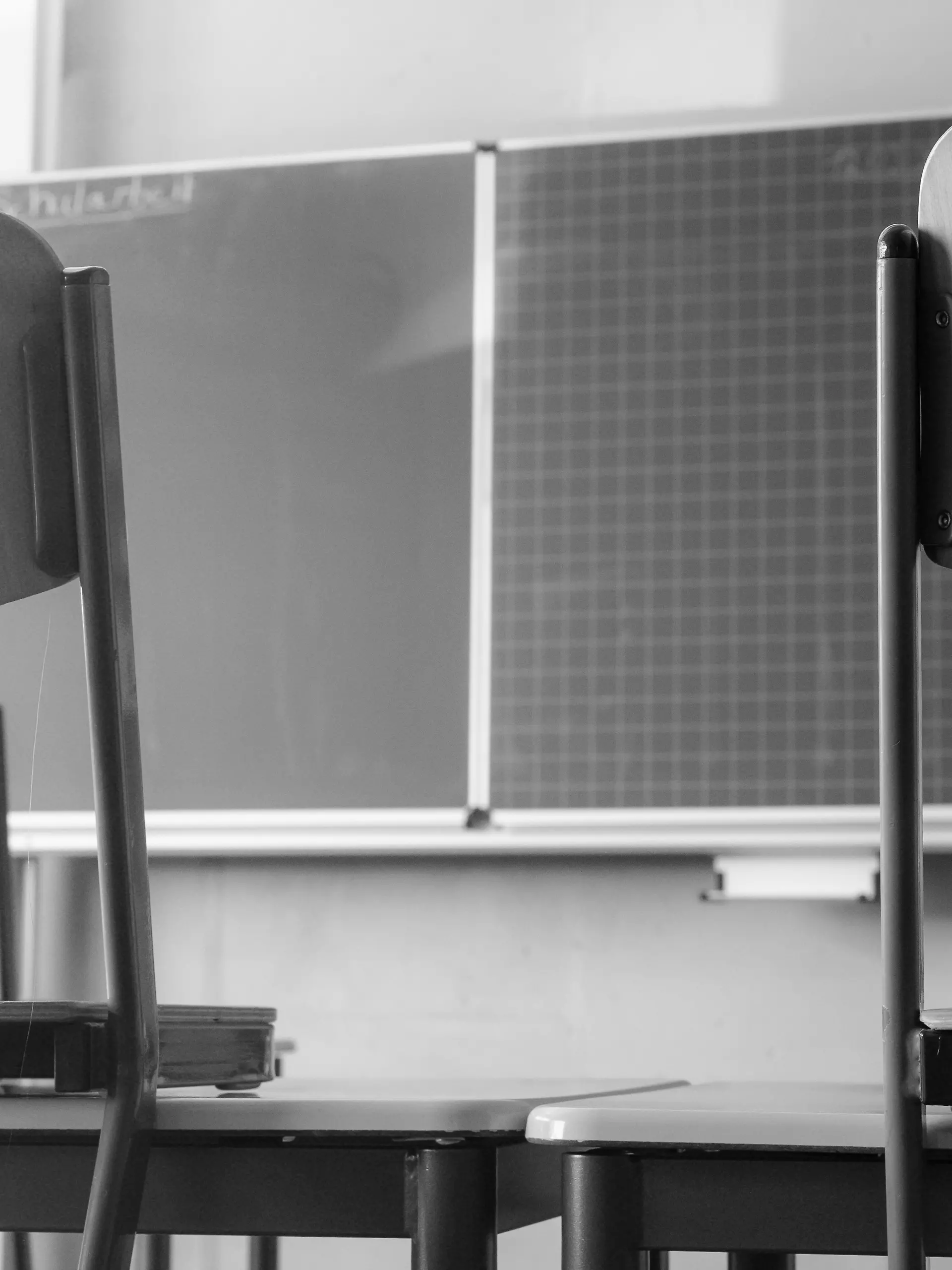 Französische Lehrerin nach dem Unterricht von Schüler sexuell belästigt
