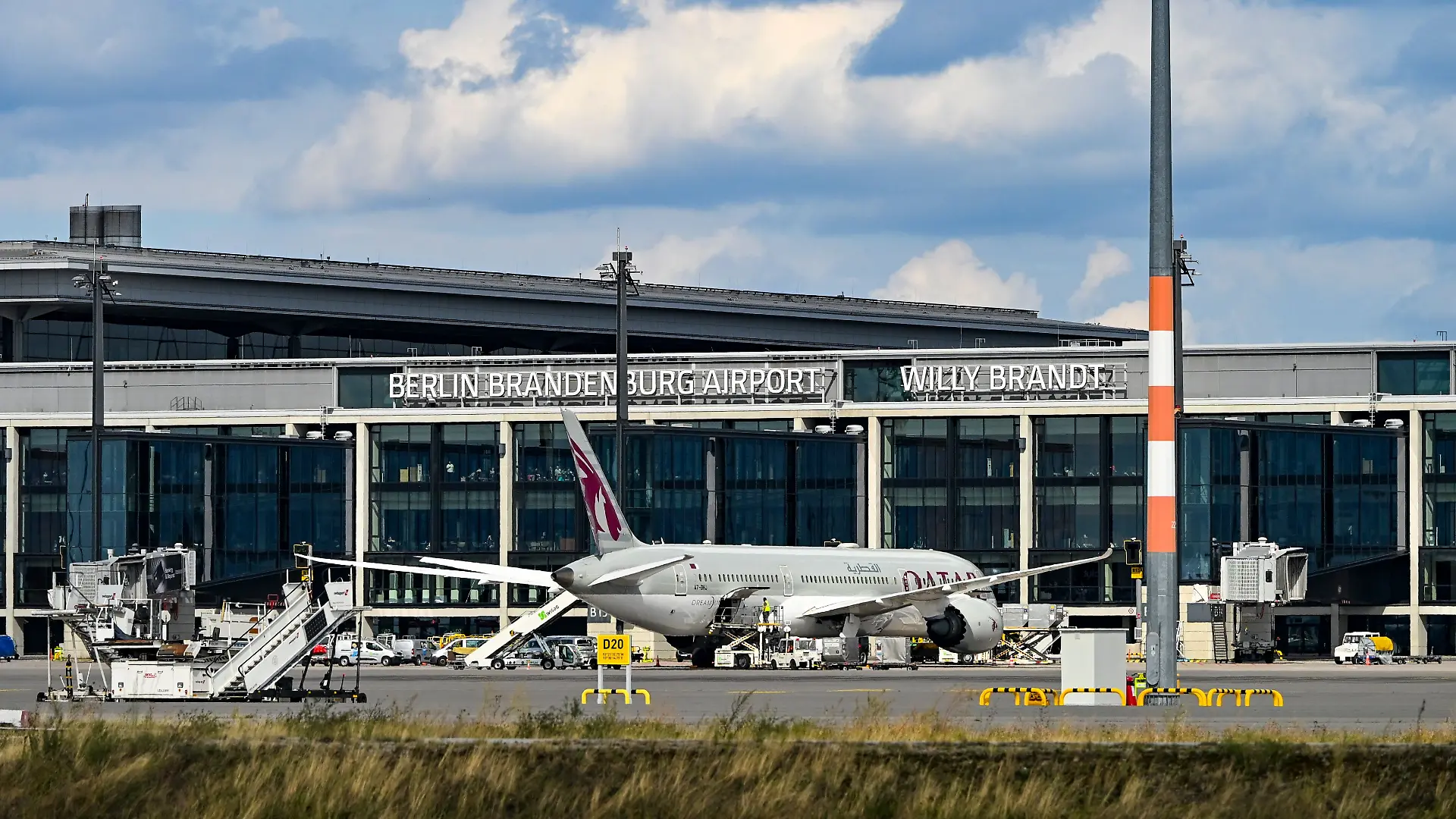 Großeinsatz am Hauptstadtflughafen BER: Terminal 1 wurde am Donnerstagabend geräumt, nachdem eine Frau angegeben hatte, einen gefährlichen Stoff bei sich zu haben.