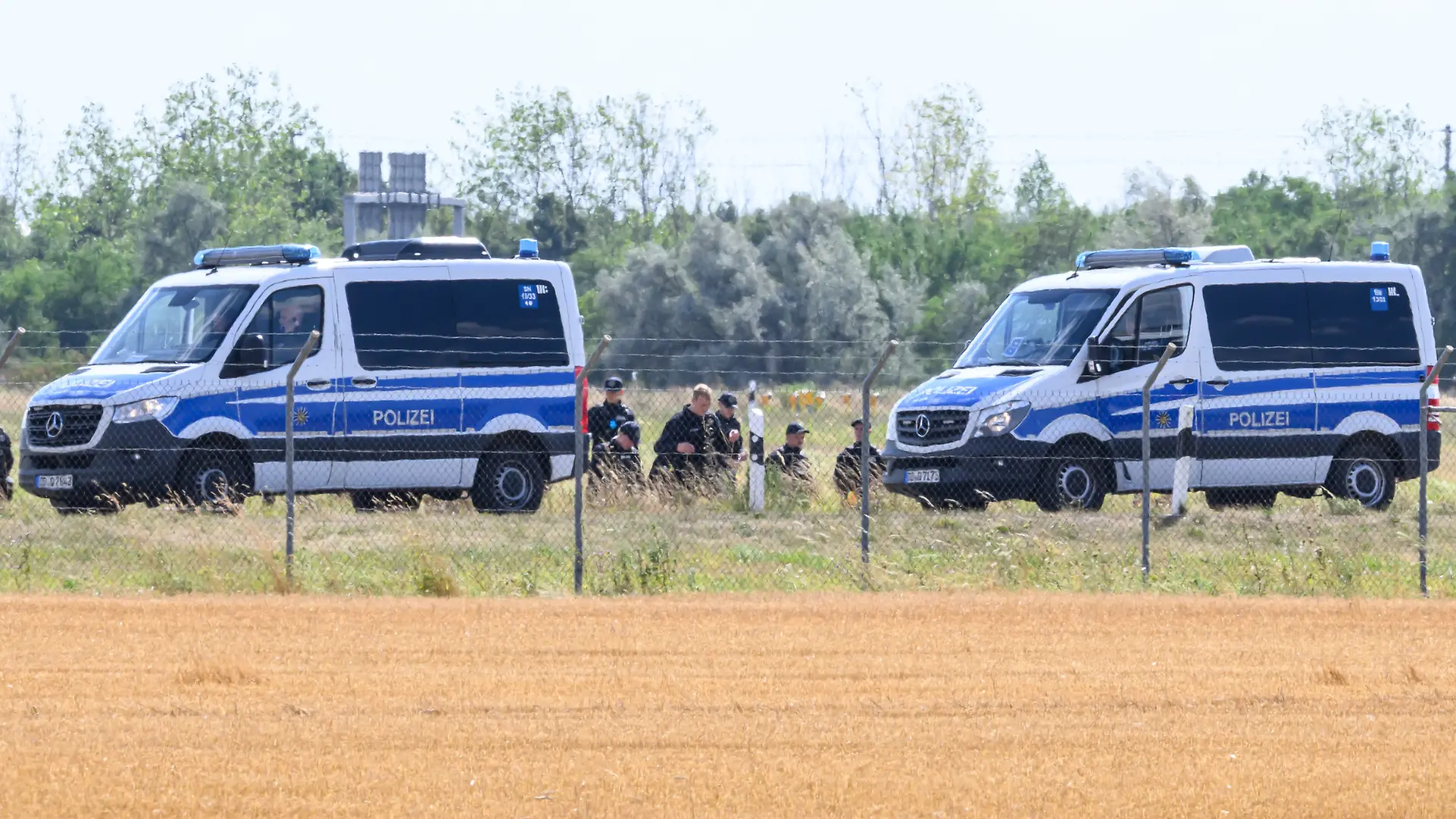 Einsatzkräfte der Polizei durchsuchen das Gelände abseits der Landebahn Nord auf dem Gelände des Flughafens Leipzig/Halle. Nach dem Drohnenvorfall in der Nacht zum Mittwoch laufen die Ermittlungen. Die für einen Angriff ausgerüstete Drohne war nach Angaben aus Sicherheitskreisen nahe einer ukrainischen Transportmaschine sichergestellt worden. Die Sicherheitsbehörden sind alarmiert.