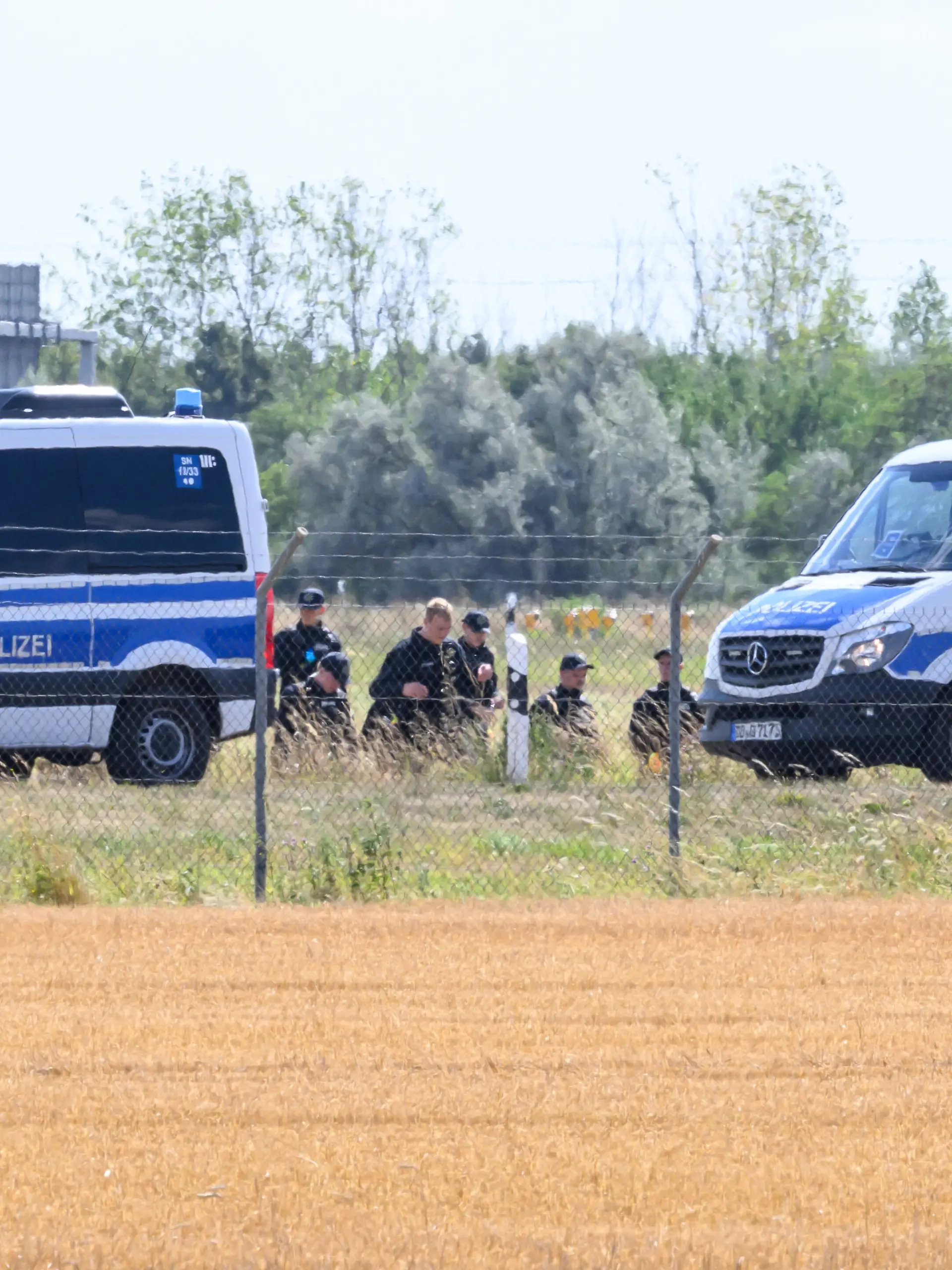 Einsatzkräfte der Polizei durchsuchen das Gelände abseits der Landebahn Nord auf dem Gelände des Flughafens Leipzig/Halle. Nach dem Drohnenvorfall in der Nacht zum Mittwoch laufen die Ermittlungen. Die für einen Angriff ausgerüstete Drohne war nach Angaben aus Sicherheitskreisen nahe einer ukrainischen Transportmaschine sichergestellt worden. Die Sicherheitsbehörden sind alarmiert.