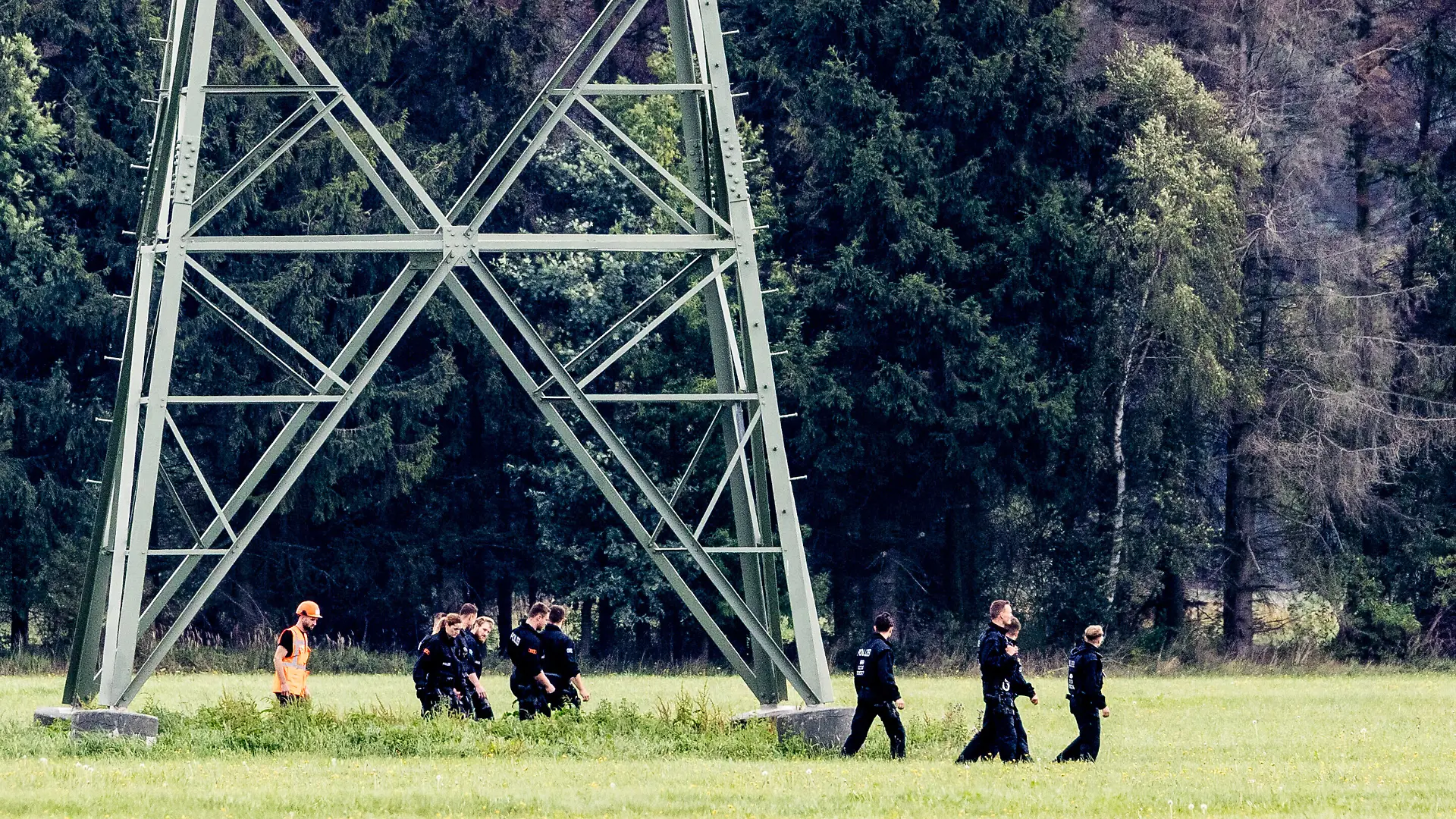 Einsatzkräfte einer Polizeihundertschaft durchsuchen weiterhin den Bereich um die Höchstspannungsleitungen im Gebiet um das Umspannwerk Turnow-Preilack und das Kraftwerk Jänschwalde. Nach der Sabotage am Stromnetz in Südbrandenburg führt die Polizei die großräumige Durchsuchung am Ereignisort heute weiter.