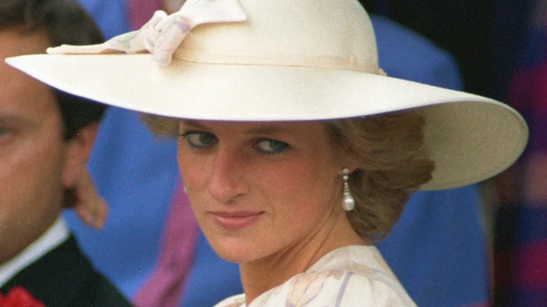 Diana, Princess of Wales - Waltham-on-the-Wolds Diana, Princess of Wales, attends the wedding of Susan Fenwick to Jonath Diana, Princess of Wales - Waltham-on-the-Wolds Diana, Princess of Wales, attends the wedding of Susan Fenwick to Jonathan Harrington at St Mary Magdalene Church, Waltham-on-the-Wolds in Leicestershire. N2 PUBLICATIONxINxGERxSUIxAUTxONLY Copyright: xPhilxO Brienx 60266261 imago ist zur Vergabe einer einfachen Nutzungslizenz zum Zeitpunkt der Bereitstellung berechtigt. Persönlichkeits- und Markenrechte sowie Bestimmungen des Urheberrechts bzgl. abgebildeter Werke sind zu beachten. Kommerzielle Nutzung in Eigenverantwortung. PUBLICATIONxINxGERxSUIxAUTxONLY Copyright: xPhilxOxBrienxviaxwww.imago-images.dex imago images 1003075748