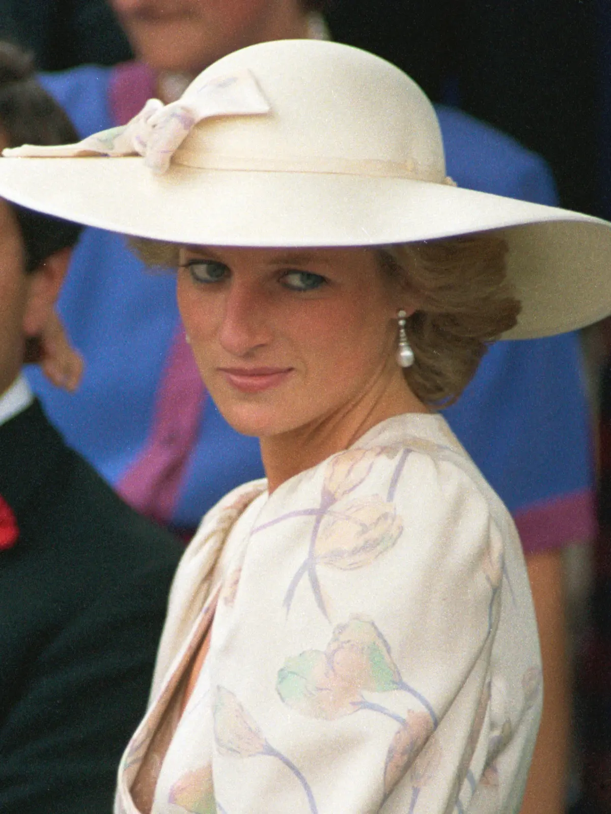 Diana, Princess of Wales - Waltham-on-the-Wolds Diana, Princess of Wales, attends the wedding of Susan Fenwick to Jonath Diana, Princess of Wales - Waltham-on-the-Wolds Diana, Princess of Wales, attends the wedding of Susan Fenwick to Jonathan Harrington at St Mary Magdalene Church, Waltham-on-the-Wolds in Leicestershire. N2 PUBLICATIONxINxGERxSUIxAUTxONLY Copyright: xPhilxO Brienx 60266261 imago ist zur Vergabe einer einfachen Nutzungslizenz zum Zeitpunkt der Bereitstellung berechtigt. Persönlichkeits- und Markenrechte sowie Bestimmungen des Urheberrechts bzgl. abgebildeter Werke sind zu beachten. Kommerzielle Nutzung in Eigenverantwortung. PUBLICATIONxINxGERxSUIxAUTxONLY Copyright: xPhilxOxBrienxviaxwww.imago-images.dex imago images 1003075748 