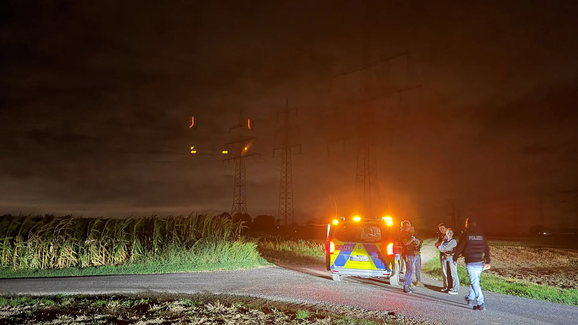 Polizeieinsatz aufgrund eines verdächtigen Gegenstandes in der Nähe des Umspannwerkes. Ein Spaziergänger hat einen verdächtigen Gegenstand an einem Umspannwerk in Dormagen zwischen Köln und Düsseldorf entdeckt. Es könne sich um eine Abschussvorrichtung handeln, das sei aber nicht sicher, sagte eine Polizeisprecherin in Neuss. Der Gegenstand werde nun von Experten untersucht. Es habe keinen Angriff auf das Umspannwerk und keinen Stromausfall gegeben. +++ dpa-Bildfunk +++