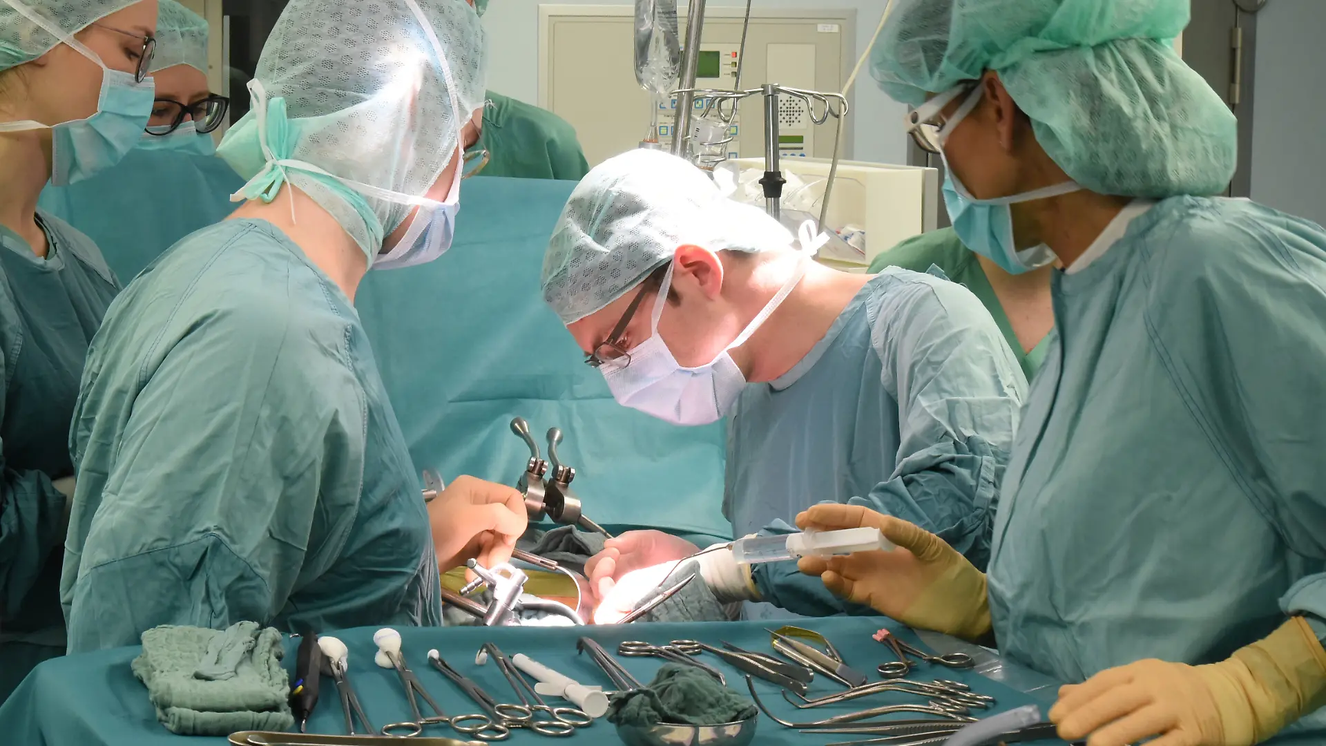 Im Transplantationszentrum am Universitätsklinikum wird eine von einem gesunden Spender vor wenigen Minuten entnommene Niere von Prof. Dr. Daniel Seehofer (2.v.r) und Oberarzt Sebastian Rademacher (l) beim Empfänger transplantiert (im Vordergrund OP-SchwesterAnnett Heide). In dem Transpantationszentrum, das 1993 gegründet wurde, konnten in den zurückliegenden 25 Jahren über 1040 Lebern und über 1000 Nieren transplantiert werden.