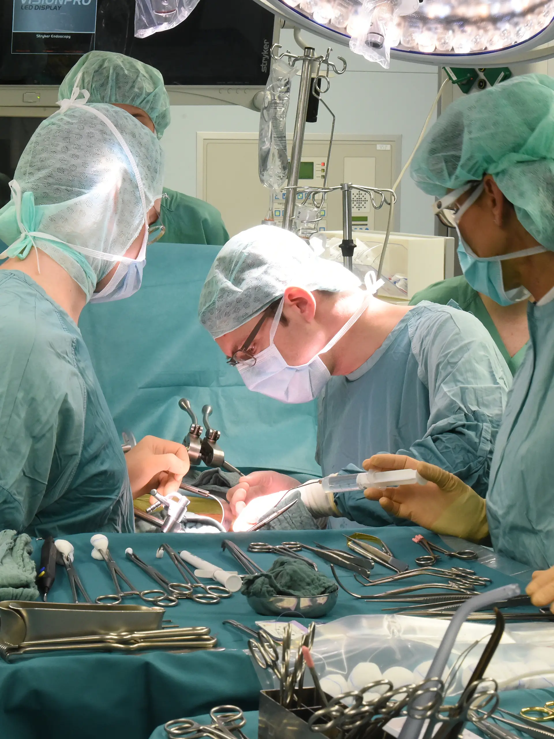 Im Transplantationszentrum am Universitätsklinikum wird eine von einem gesunden Spender vor wenigen Minuten entnommene Niere von Prof. Dr. Daniel Seehofer (2.v.r) und Oberarzt Sebastian Rademacher (l) beim Empfänger transplantiert (im Vordergrund OP-SchwesterAnnett Heide). In dem Transpantationszentrum, das 1993 gegründet wurde, konnten in den zurückliegenden 25 Jahren über 1040 Lebern und über 1000 Nieren transplantiert werden.