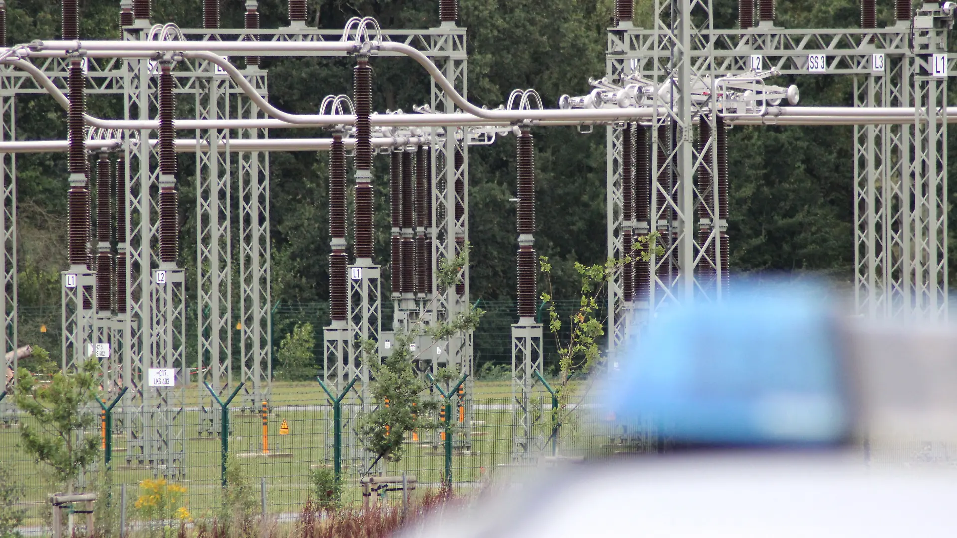 Die Polizei ist mit einem Großaufgebot am Umspannwerk in Ganderkesee.