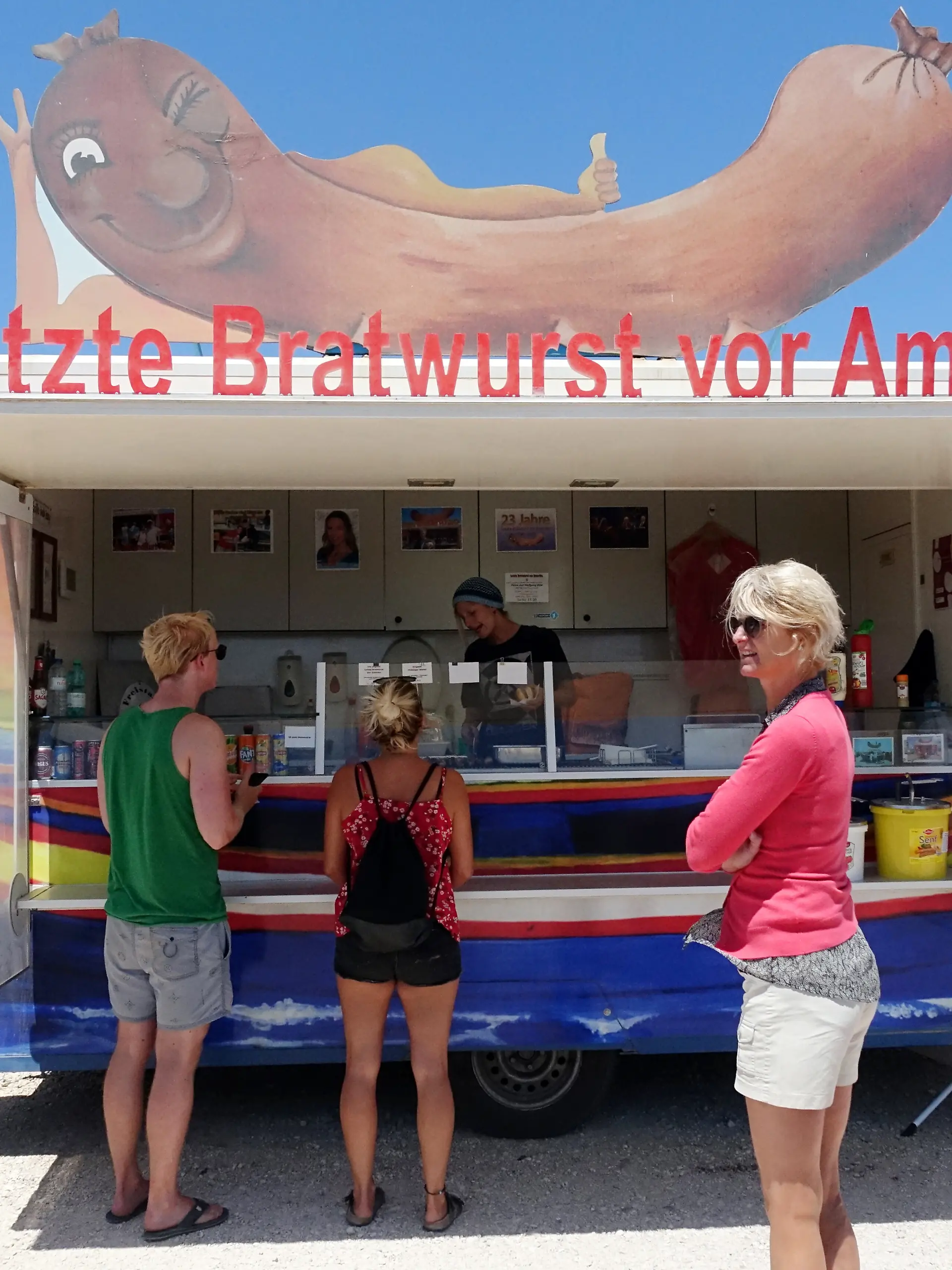 Menschen am Imbisswagen Letzte Bratwurst vor Amerika am Kap von Sao Vicente