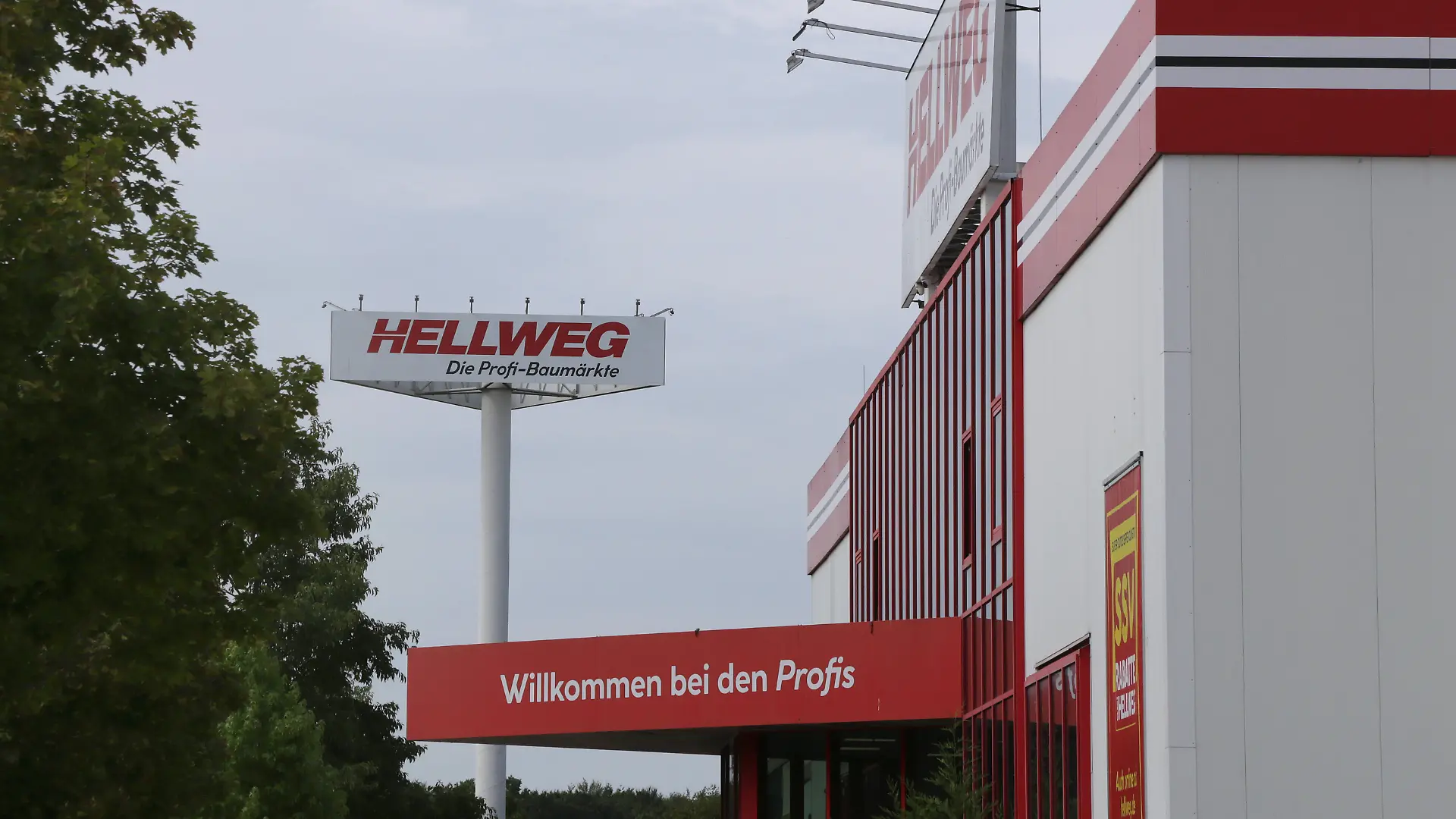 27.08. 2026 Dortmund Nachdem nach Insolvenz der Baumarkt-Kette Hellweg kein Investor gefunden wurde, werden jezt die einzelnen Märkte angeboten. Für die Dortmunder Märkte in Hacheney und Körne scheint es einen Käufer zu geben. Käufer gibt es auch für die Märkte in Münster, Steinfurt und Iserlohn. *** August 27, 2026, Dortmund: After no investor could be found following the bankruptcy of the Hellweg home improvement chain, the individual stores are now being put up for sale. There appears to be a buyer for the Dortmund stores in Hacheney and Körne. There are also buyers for the stores in Münster, Steinfurt, and Iserlohn