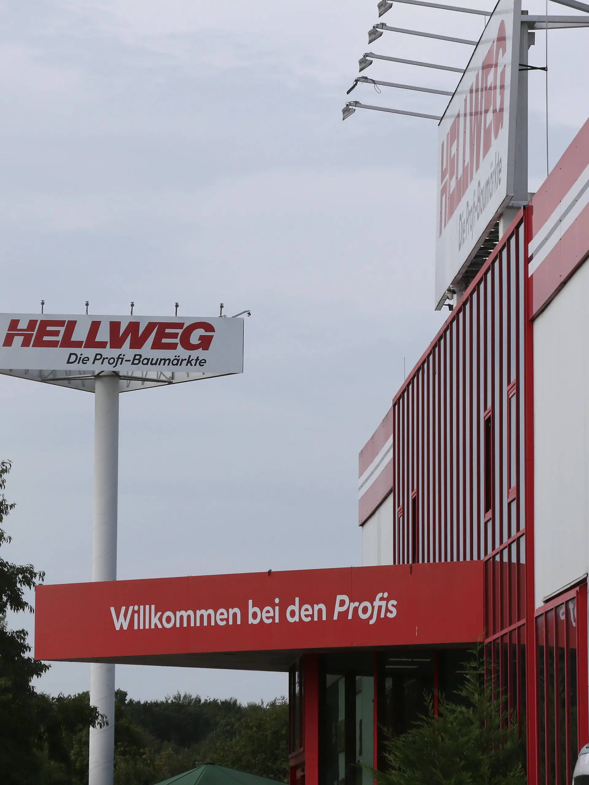 27.08. 2026 Dortmund Nachdem nach Insolvenz der Baumarkt-Kette Hellweg kein Investor gefunden wurde, werden jezt die einzelnen Märkte angeboten. Für die Dortmunder Märkte in Hacheney und Körne scheint es einen Käufer zu geben. Käufer gibt es auch für die Märkte in Münster, Steinfurt und Iserlohn. *** August 27, 2026, Dortmund: After no investor could be found following the bankruptcy of the Hellweg home improvement chain, the individual stores are now being put up for sale. There appears to be a buyer for the Dortmund stores in Hacheney and Körne. There are also buyers for the stores in Münster, Steinfurt, and Iserlohn