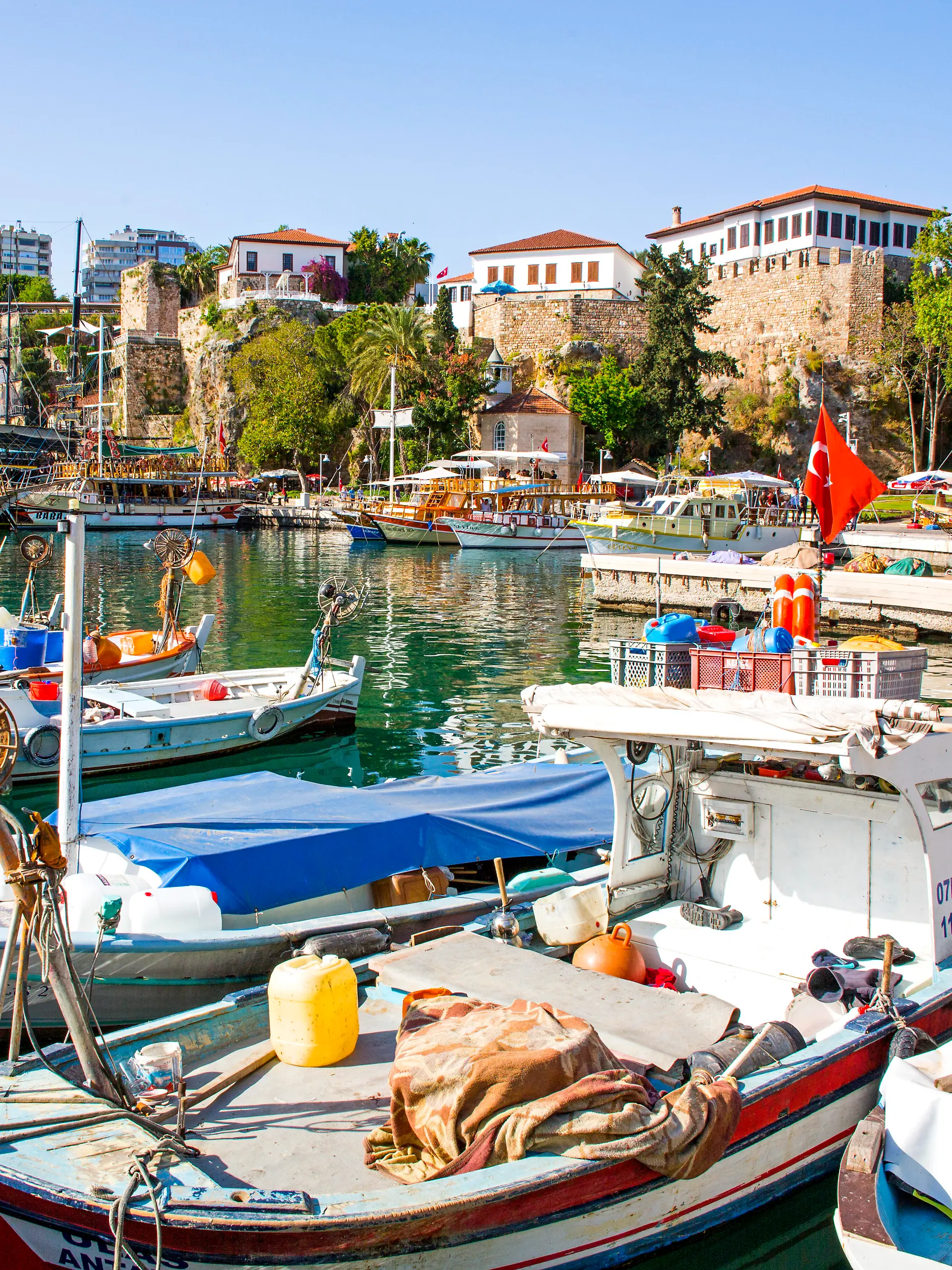 Der Hafen von Antalya vor der Kulisse der Altstadt