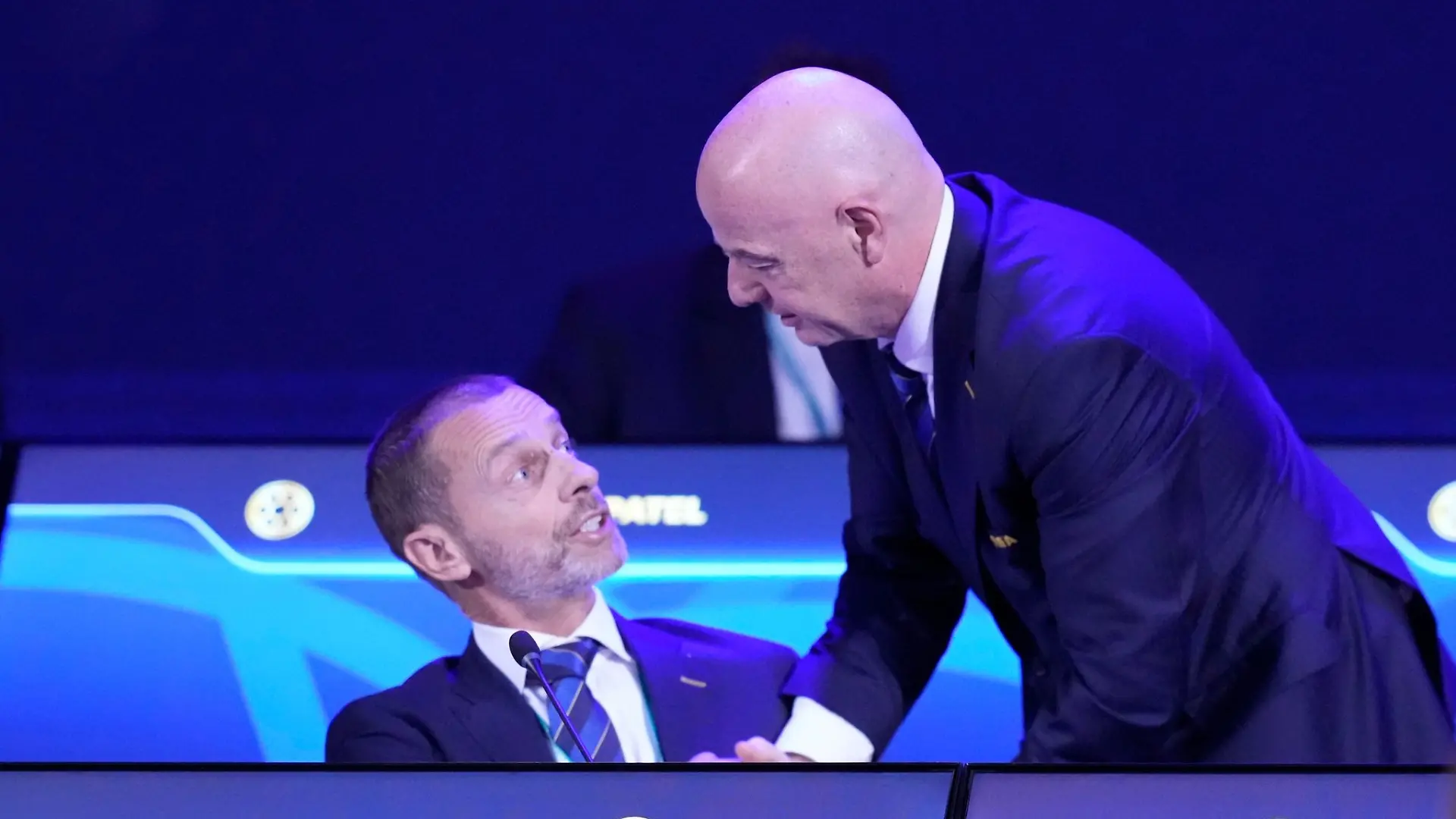 UEFA-Boss Aleksander Ceferin (l) und FIFA-Boss Gianni Infantino sind die Rivalen im Machtkampf der Fußball-Funktionäre. (Archivbild)