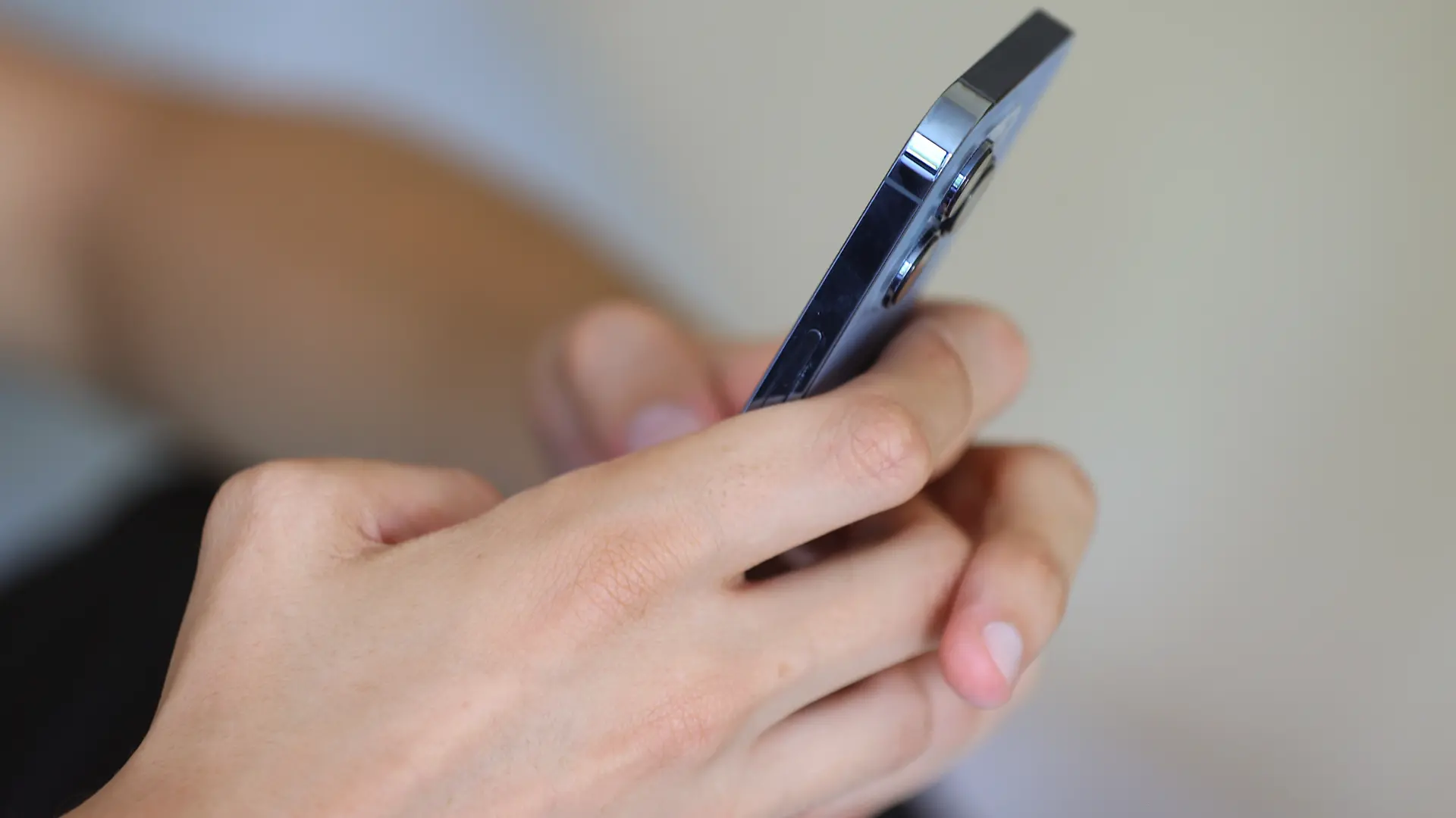 Ein Jugendlicher hält ein Smartphone in den Händen. (zu dpa: ««Attentäter-Fanszene» auf TikTok - EU-Kommission eingebunden») +++ dpa-Bildfunk +++