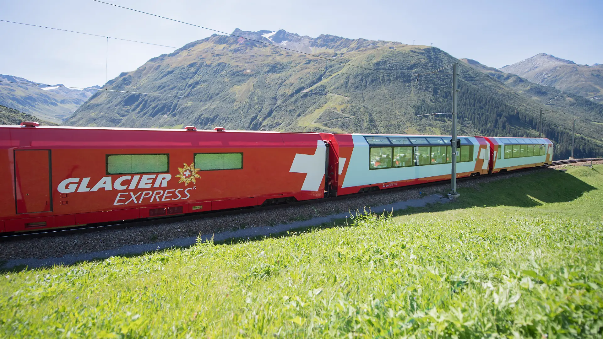 Ein Zug des Glacier Express auf der Fahrt zwischen Andermatt und dem Oberalppass