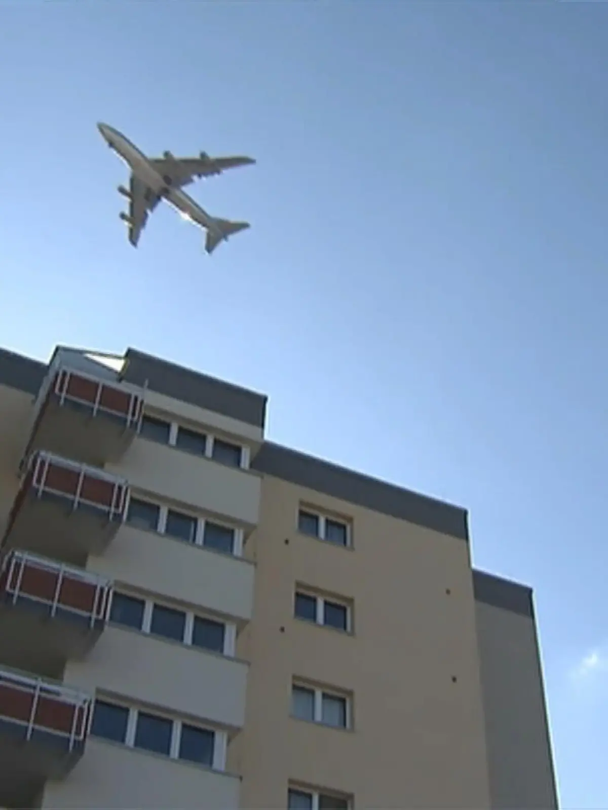 Die Nächte werden für Anwohner in Sachsenhausen und Umgebung wieder kürzer: Seit dem 1. Juni hat der Flughafenbetreiber Fraport die Nordwestlandebahn wieder geöffnet. Zwischen fünf und 23 Uhr rauschen die Flieger wieder über die Wohngebiete.