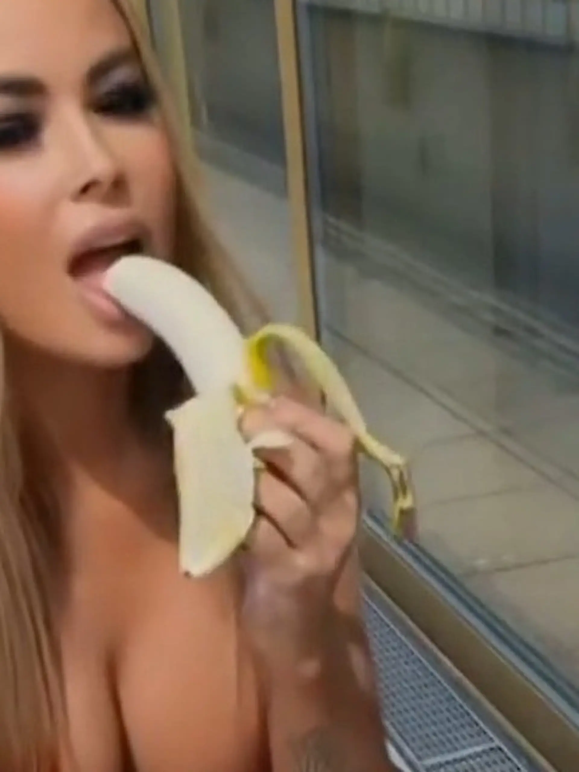 Bild zu: "Baywatch-Star oben ohne! DIESE sexy Frühstücksbilder sind zum Anbeißen"