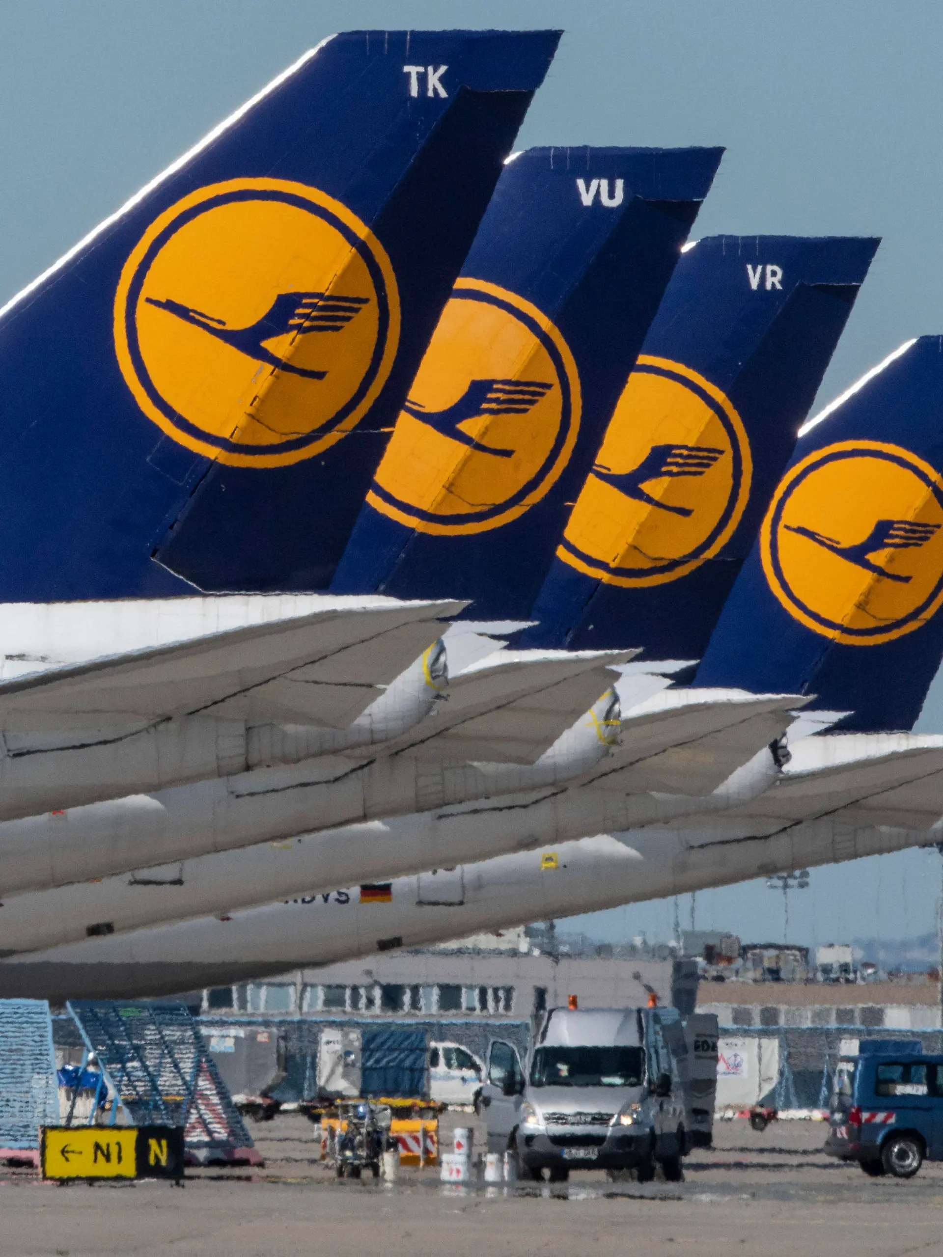 ARCHIV - 06.05.2020, Hessen, Frankfurt/Main: Passagiermaschinen der Lufthansa stehen auf dem Rollfeld des Flughafens Frankfurt. Das Gericht der EU entscheidet am Mittwoch, ob die EU-Kommission das milliardenschwere Hilfspaket der Bundesregierung für die Lufthansa in der Corona-Pandemie genehmigen durfte. (zu dpa «EU-Gericht entscheidet über Genehmigung von Lufthansa-Staatshilfen») Foto: Boris Roessler/dpa +++ dpa-Bildfunk +++