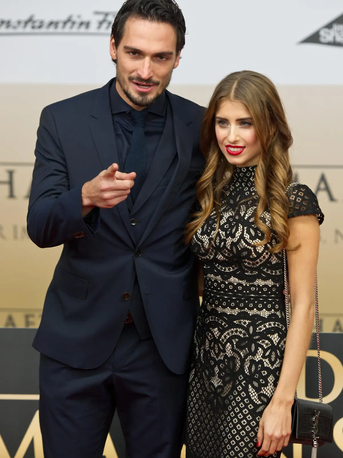 Auf dem Roten Teppich: Mats HUMMELS mit seiner Freundin Cathy FISCHER Vorstellung und Weltpremiere des Dokumentarfilmes 'Die Mannschaft' im CineStar Sony Center in Berlin, Deutschland am 10.11.2014, die Deutsche Fussballnationalmannschaft zeigt sich in einem Film zur Fussballweltmeisterschaft 2014 in Brasilien.