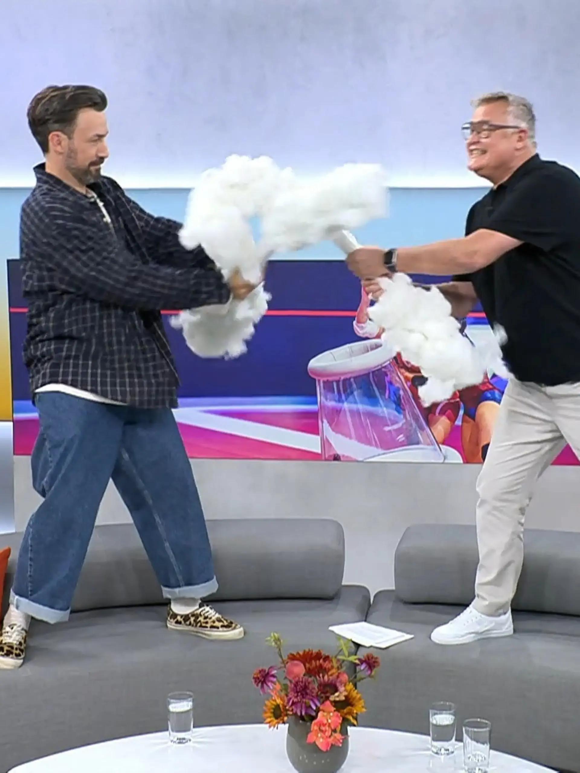 Bild zu: "Jan Köppen und Bernd Fuchs liefern sich Kampf mit Riesen-Wattestäbchen"