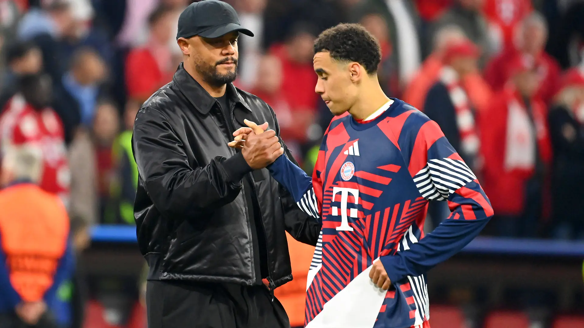 Trainer Vincent KOMPANY Bayern Muenchen troestet nach Spielende Jamal MUSIALA Bayern Muenchen, Enttaeuschung,Frust,enttaeuscht, frustriert,niedergeschlagen, Fussball Champions League,Saison 2025/26, Halbfinale FC Bayern-Muenchen - Paris Saint Germain PSG 1-1 am 06.05.2026 A L L I A N Z A R E N A. *** Coach Vincent KOMPANY Bayern Muenchen trotting after the match Jamal MUSIALA Bayern Muenchen , disappointment,frustration,disappointed,frustrated,dejected, Football Champions League,Season 2025 26, Semifinal FC Bayern Muenchen Paris Saint Germain PSG 1 1 on 06 05 2026 A L L I A N Z A R E N A