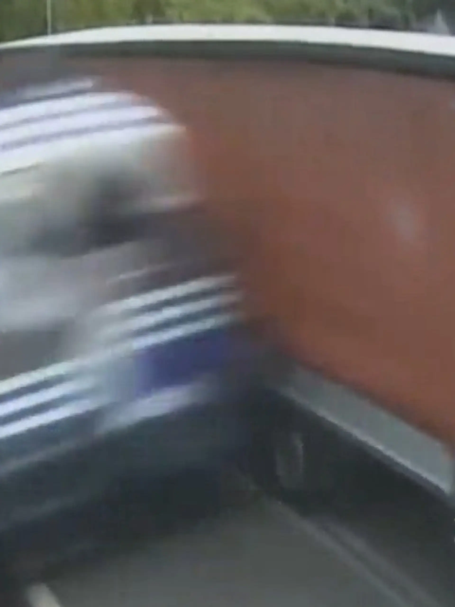 Bild zu: "Heftiger Crash am Bahnübergang! Lkw bleibt stecken – dann rast voller Zug an"
