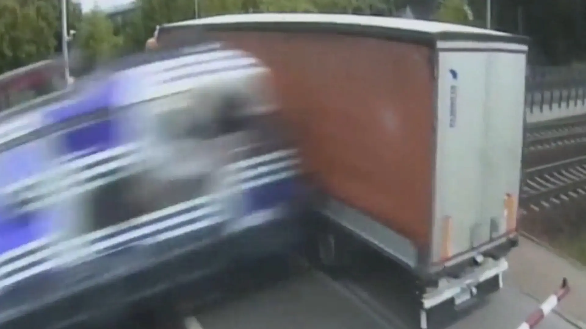 Heftiger Crash am Bahnübergang! Lkw bleibt stecken – dann rast voller Zug an Schreckmoment in Danzig