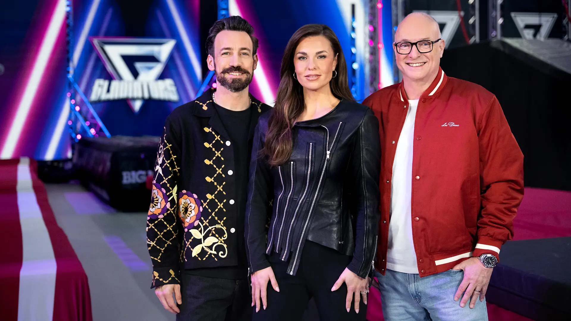 Jan Köppen (l.), Laura Wontorra, Frank „Buschi” Buschmann
+++ Die Verwendung des sendungsbezogenen Materials ist nur mit dem Hinweis und Verlinkung auf RTL+ gestattet. +++