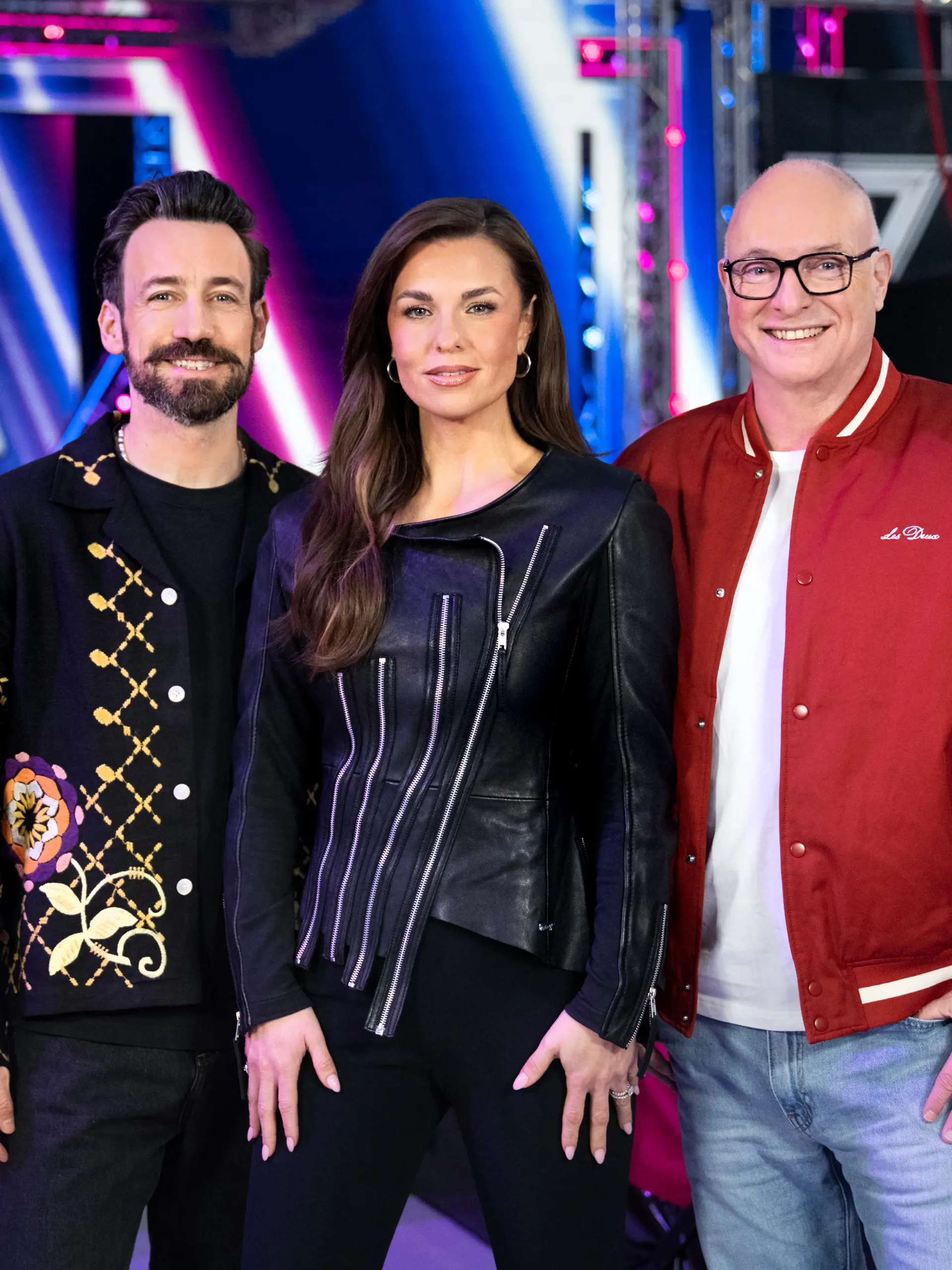 Jan Köppen (l.), Laura Wontorra, Frank „Buschi” Buschmann
+++ Die Verwendung des sendungsbezogenen Materials ist nur mit dem Hinweis und Verlinkung auf RTL+ gestattet. +++