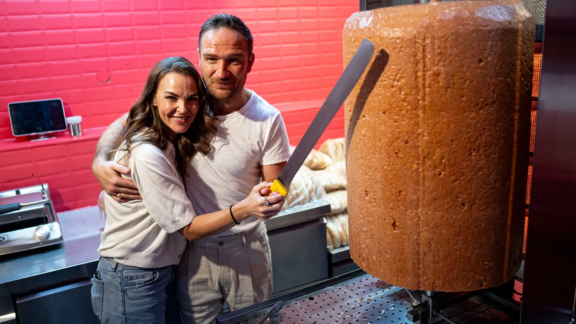 Frederick Lau, Schauspieler, und seine Frau Annika Lau, Moderatorin, stehen bei der Eröffnung seines veganen Dönerladen am Dönerspieß.
