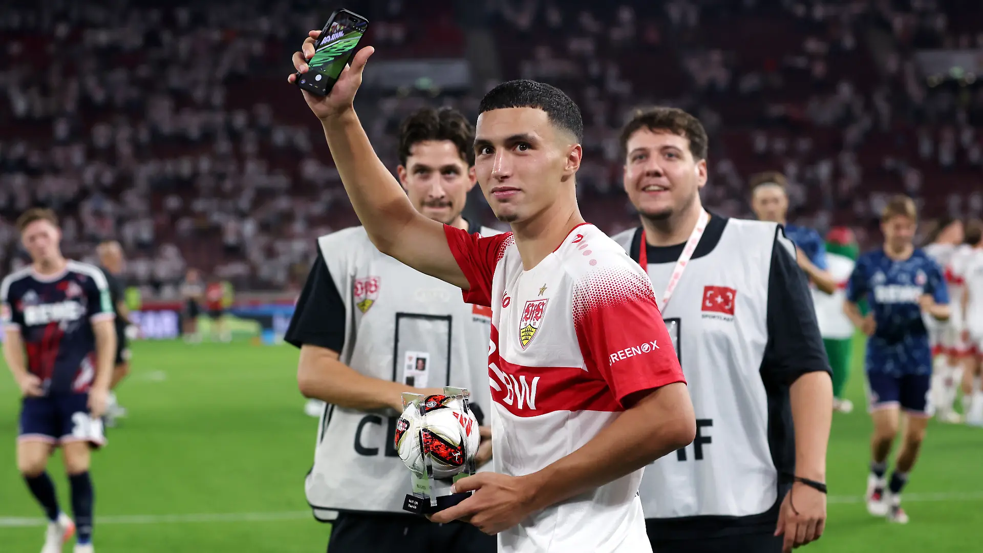 BAU // 2026.09.04, Deutschland, Stuttgart Fußball VfB Stuttgart vs. 1. FC Köln, Bilai El Khannouss (VfB, vorn) mit Trophäe als man of the match Gemäß den Vorgaben der DFL Deutsche Fußball Liga ist es untersagt, in dem Stadion und/oder vom Spiel angefertigte Fotoaufnahmen in Form von Sequenzbildern und/oder videoähnlichen Fotostrecken zu verwerten bzw. verwerten zu lassen. DFL, DFB regulations prohibit any use of photographs as image sequences and/or quasi-video.
