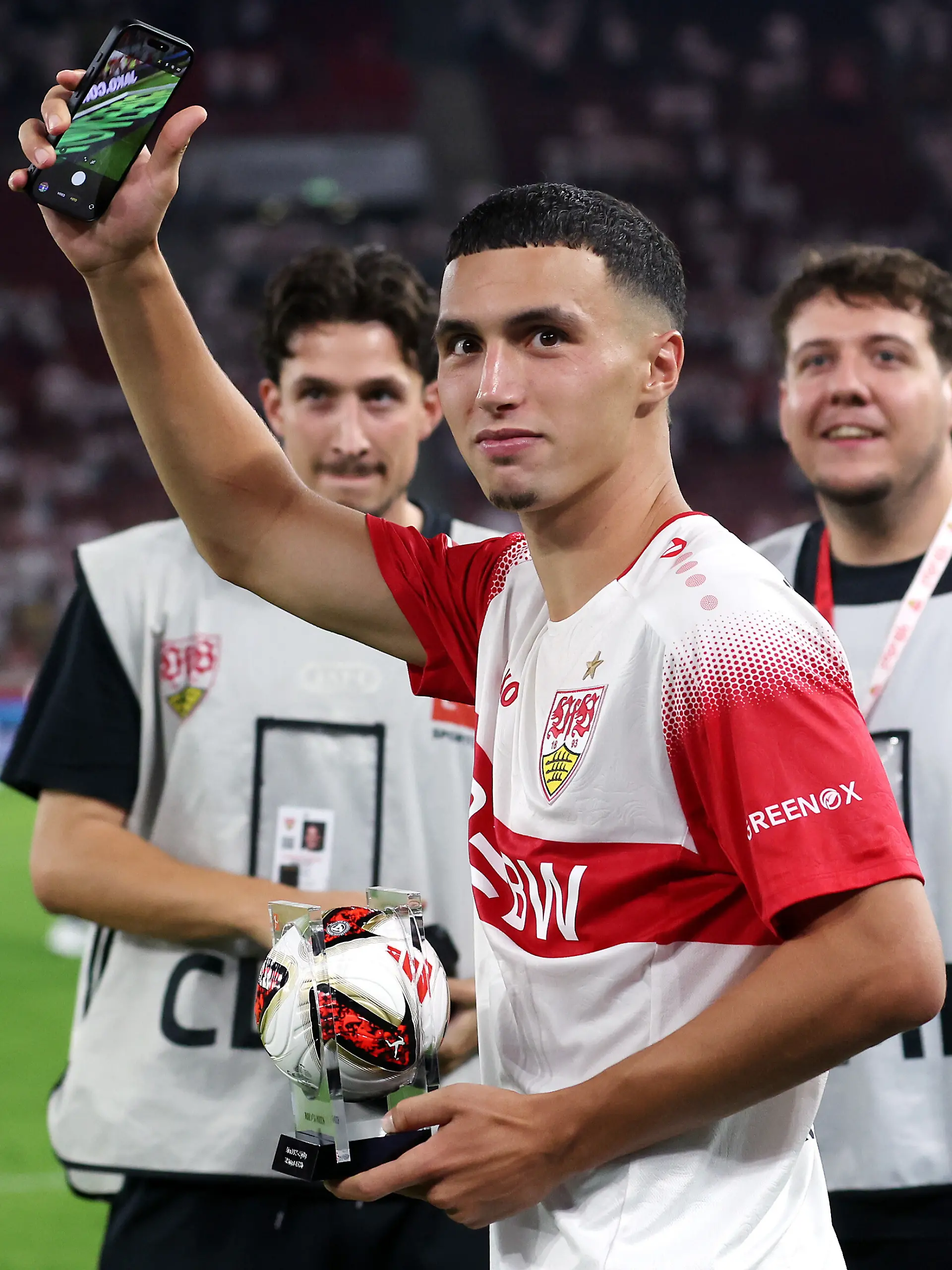 BAU // 2026.09.04, Deutschland, Stuttgart Fußball VfB Stuttgart vs. 1. FC Köln, Bilai El Khannouss (VfB, vorn) mit Trophäe als man of the match Gemäß den Vorgaben der DFL Deutsche Fußball Liga ist es untersagt, in dem Stadion und/oder vom Spiel angefertigte Fotoaufnahmen in Form von Sequenzbildern und/oder videoähnlichen Fotostrecken zu verwerten bzw. verwerten zu lassen. DFL, DFB regulations prohibit any use of photographs as image sequences and/or quasi-video.