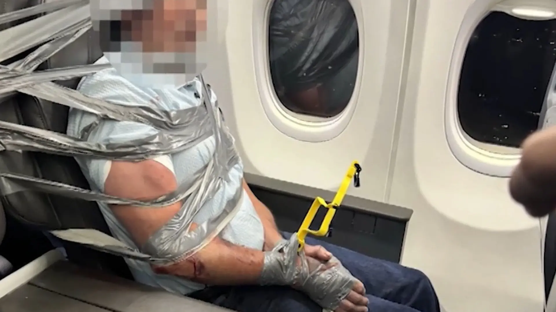 Passagier wird mit Klebeband fixiert  – weil er DAS macht Andere Fluggäste müssen eingreifen