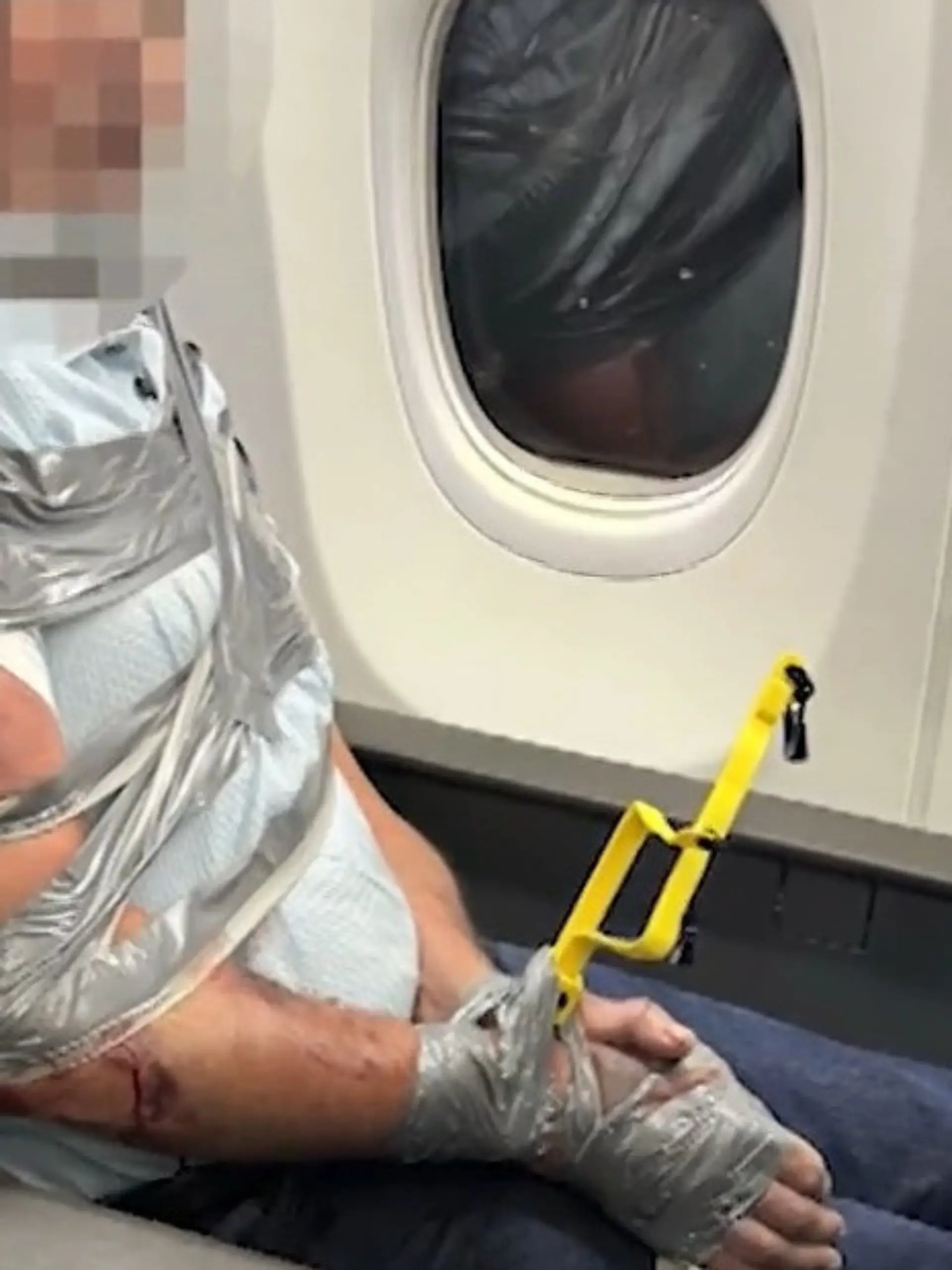 Bild zu: "Passagier wird mit Klebeband fixiert – weil er DAS macht"