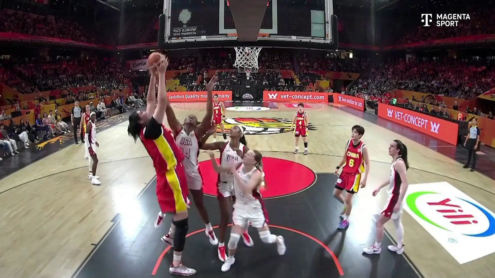 2,23 Meter! 19-jährige Chinesin überragt auf dem Feld alle Mitspieler Basketball-Riesin Zhang Ziyu