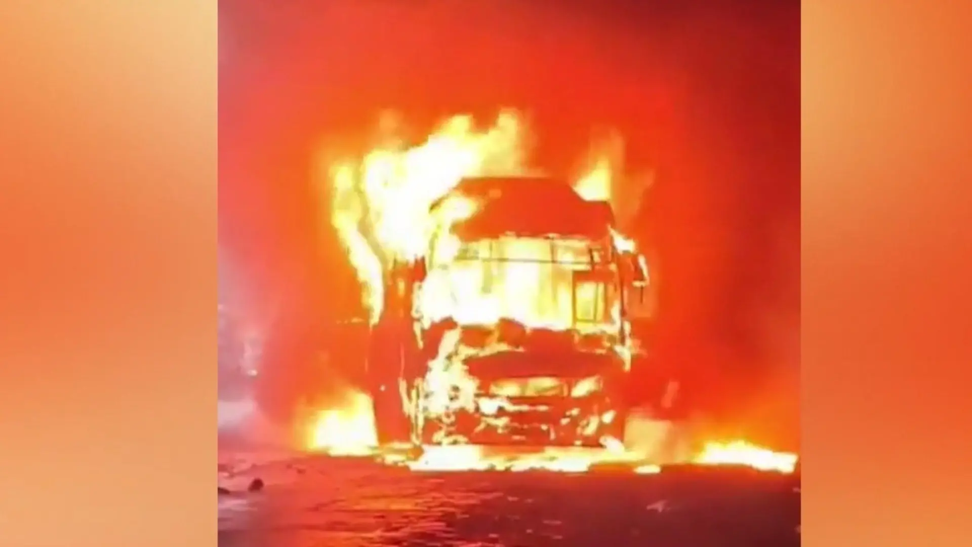 Panik unter der Metrostation! Reisebus steht plötzlich komplett in Flammen Feuer in Mumbai