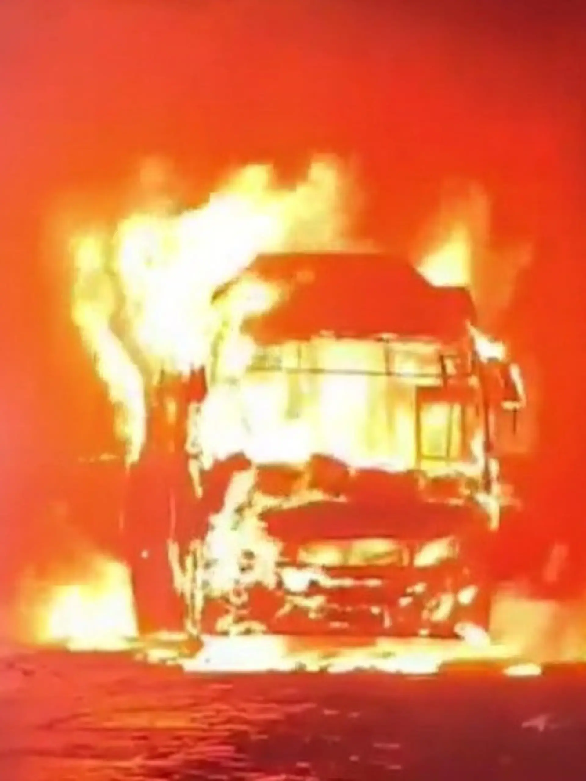 Bild zu: "Panik unter der Metrostation! Reisebus steht plötzlich komplett in Flammen"