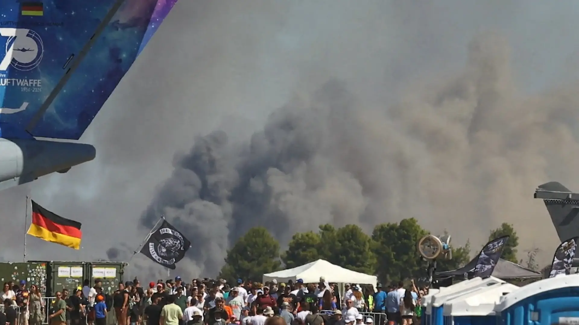Flugzeugabsturz bei Show in Athen – vor den Augen tausender Zuschauer Dramatisches Unglück in Griechenland