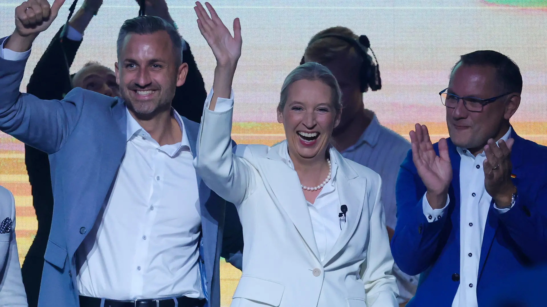Die AfD-Vorsitzenden Alice Weidel und Tino Chrupalla (r.) beim Wahlkampfabschluss mit Spitzenkandidat Ulrich Siegmund