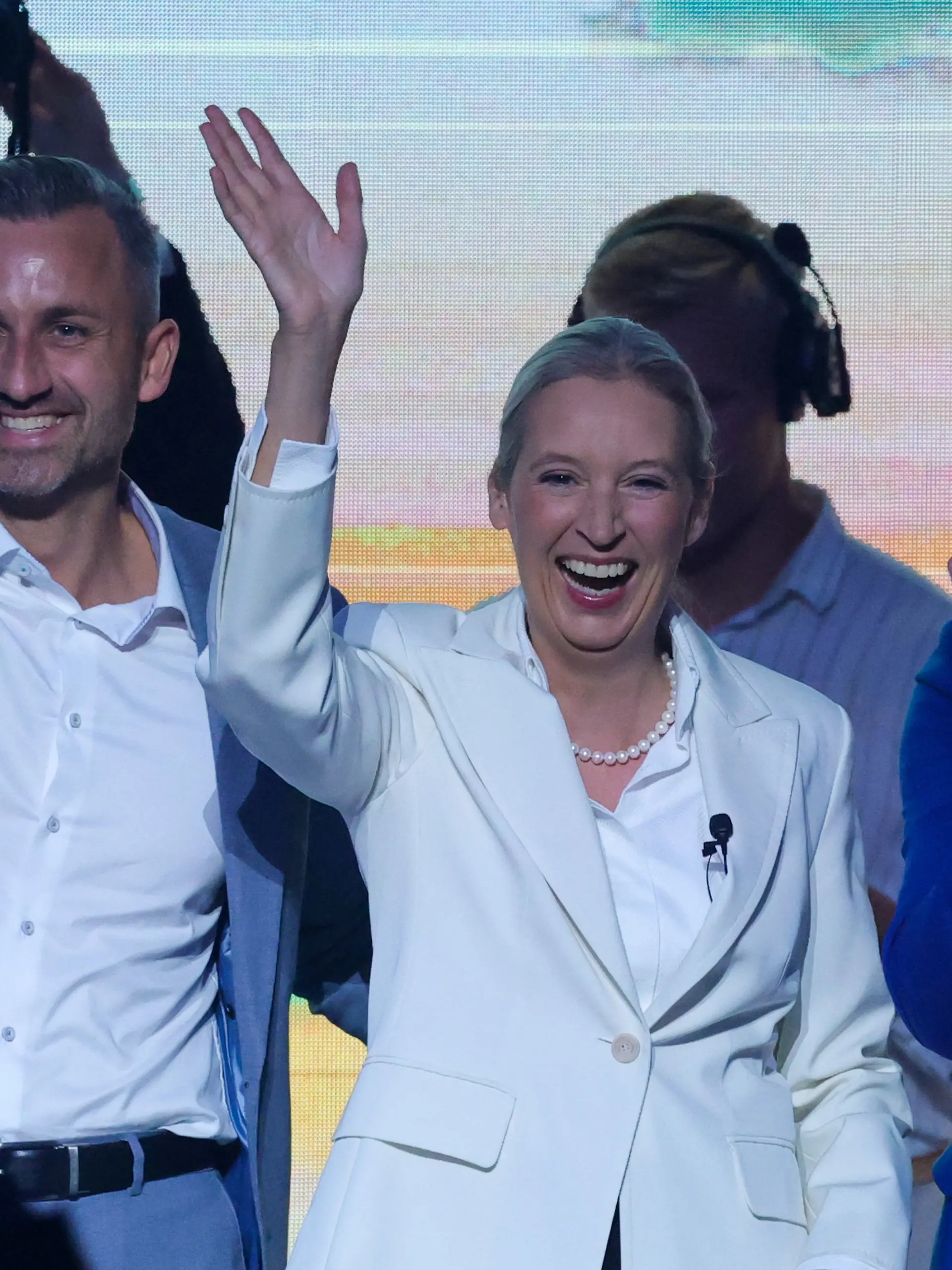 Die AfD-Vorsitzenden Alice Weidel und Tino Chrupalla (r.) beim Wahlkampfabschluss mit Spitzenkandidat Ulrich Siegmund