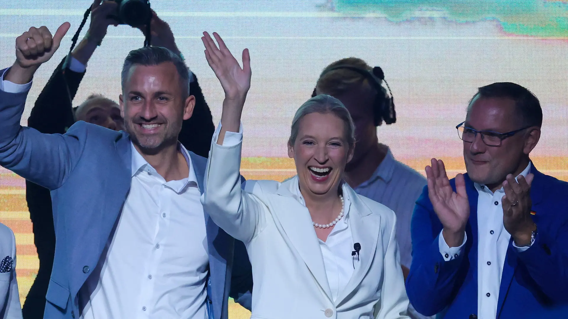 Die AfD-Vorsitzenden Alice Weidel und Tino Chrupalla (r.) beim Wahlkampfabschluss mit Spitzenkandidat Ulrich Siegmund