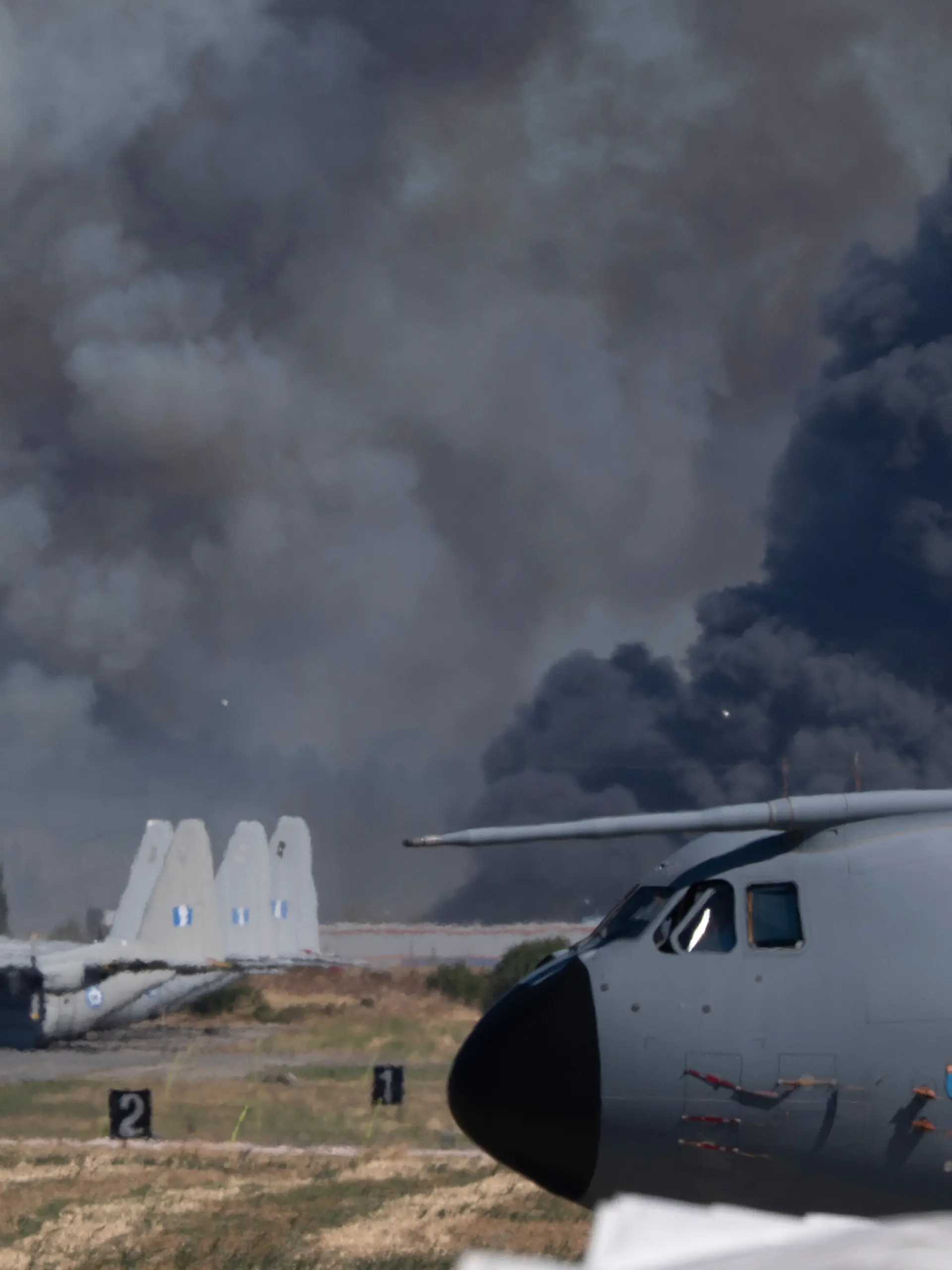 Rauch steigt auf, nachdem ein F-4-Phantom-Kampfflugzeug der griechischen Luftwaffe während der Flugshow „Athens Flying Week“ auf dem Luftwaffenstützpunkt Tanagra nördlich von Athen, abgestürzt ist. +++ dpa-Bildfunk +++