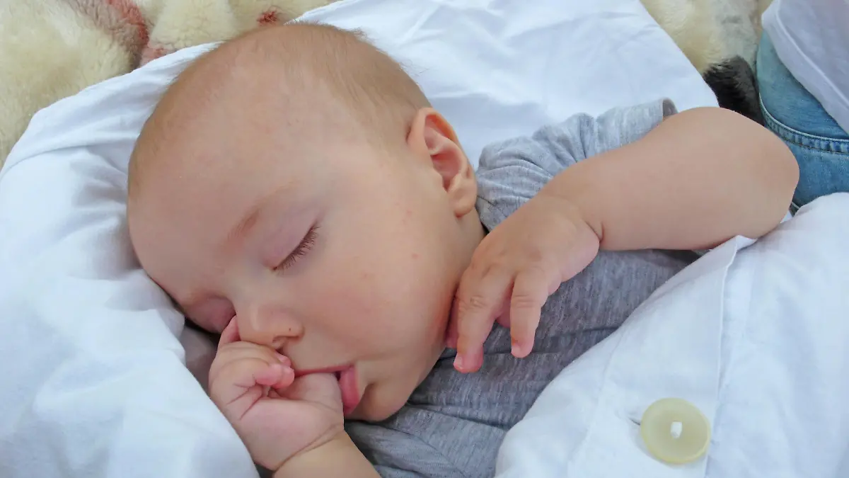 Baby schlaeft und lutscht am Daumen | sleeping baby sucking thumb