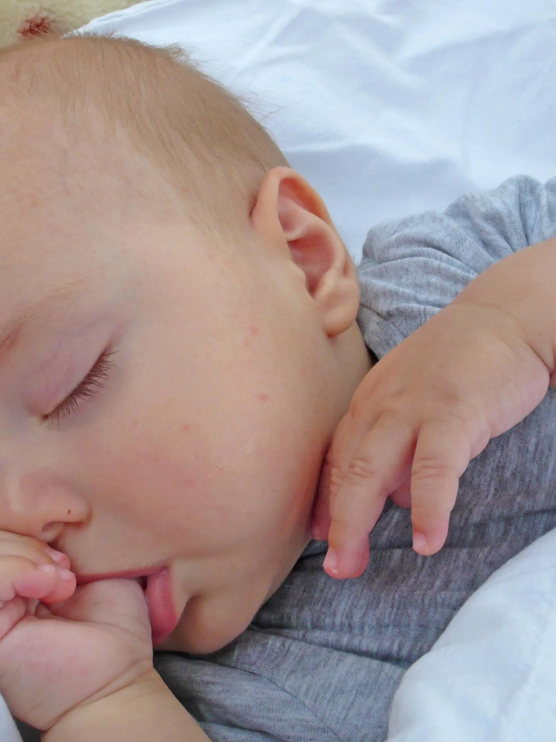 Baby schlaeft und lutscht am Daumen | sleeping baby sucking thumb