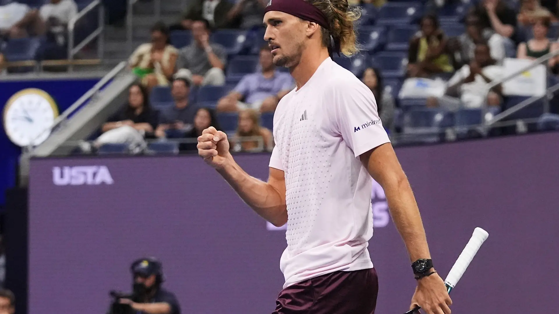 Alexander Zverev bejubelt den Achtelfinaleinzug.