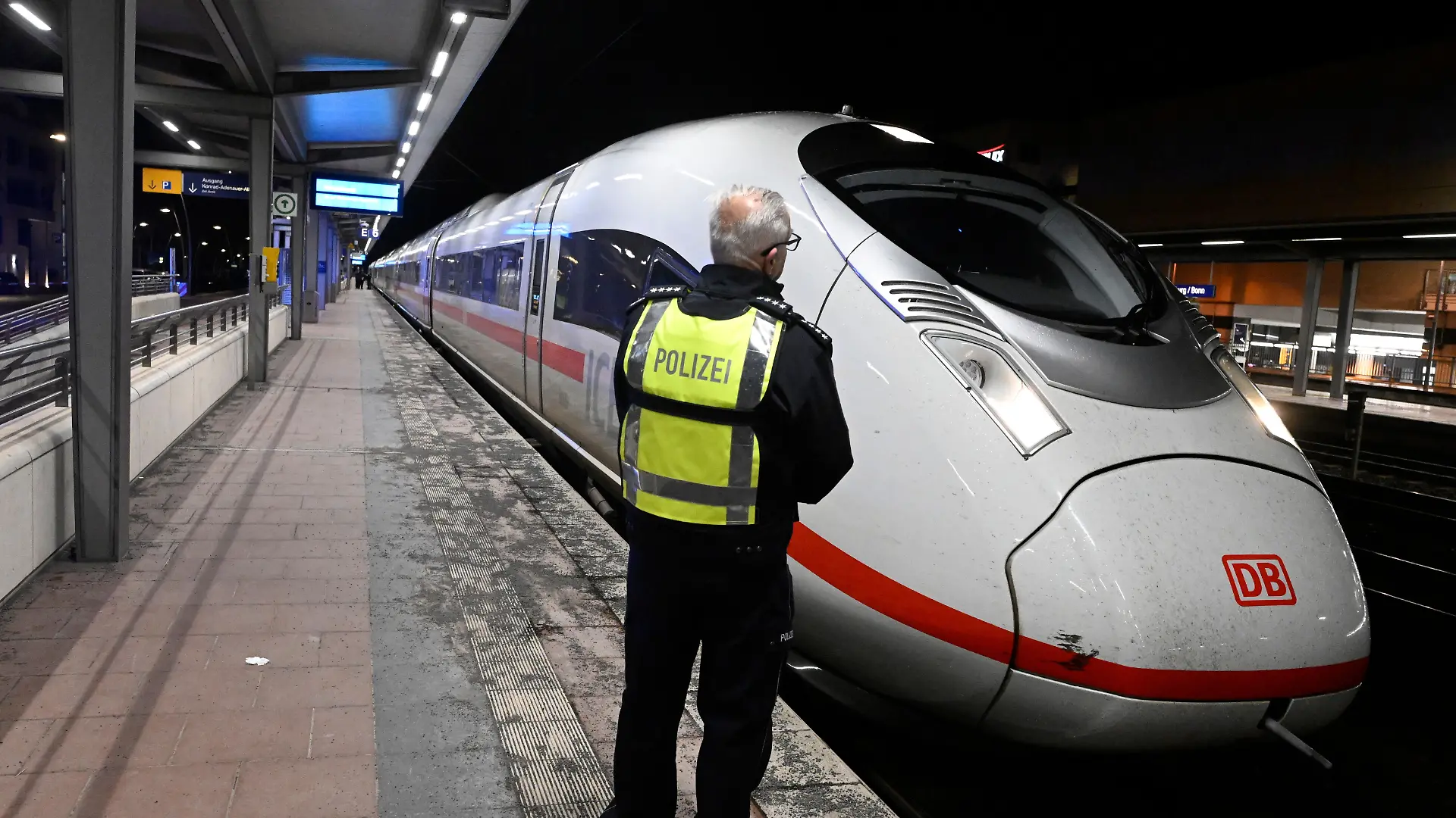 Polizei entdeckt zwei Kleinkinder nur mit Windeln bekleidet und in Decken gehüllt am Bahnhof (Symbolbild)