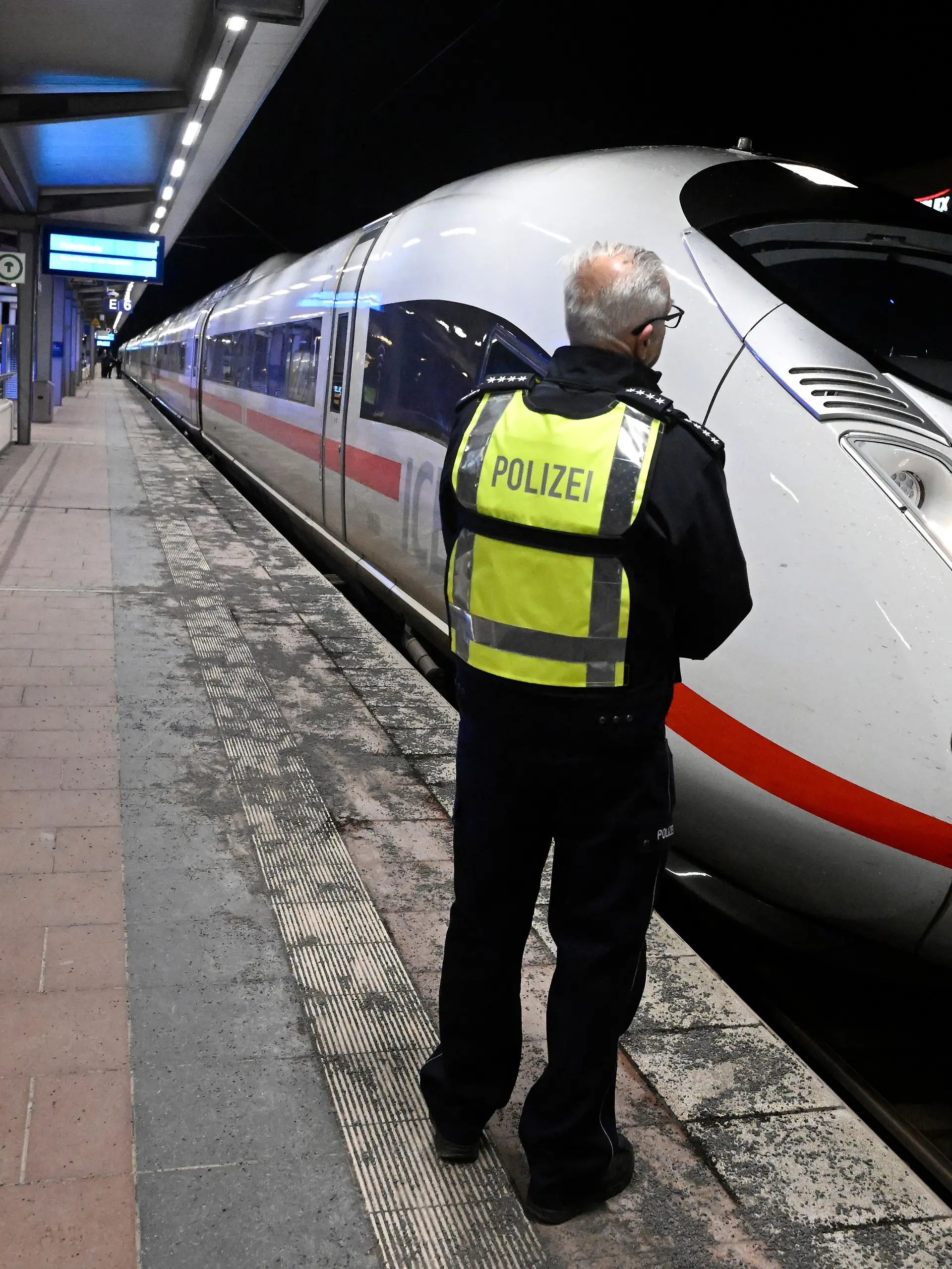 Polizei entdeckt zwei Kleinkinder nur mit Windeln bekleidet und in Decken gehüllt am Bahnhof (Symbolbild)